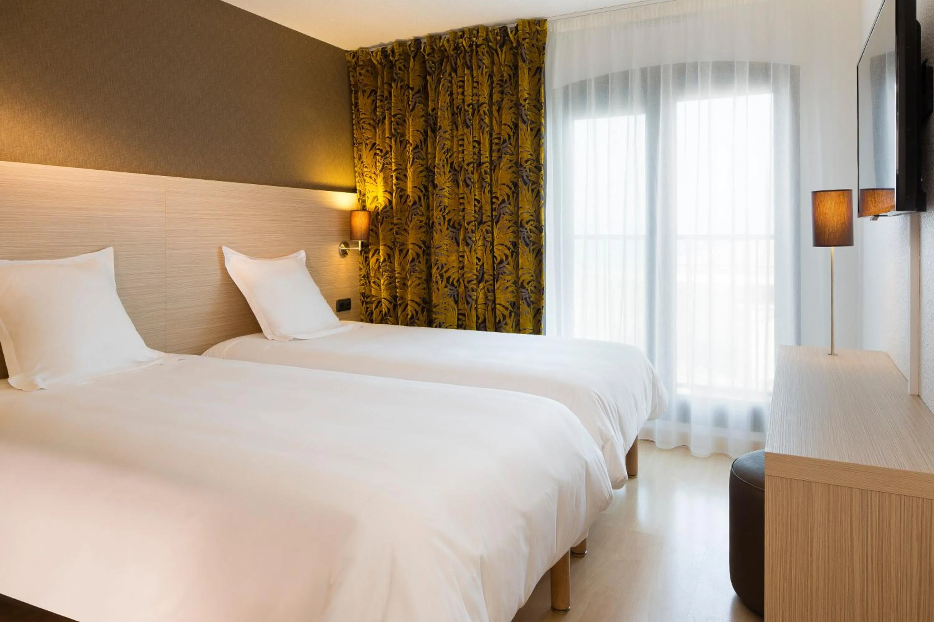 Photo of the whole room, Bed in Escale Oceania Saint Malo