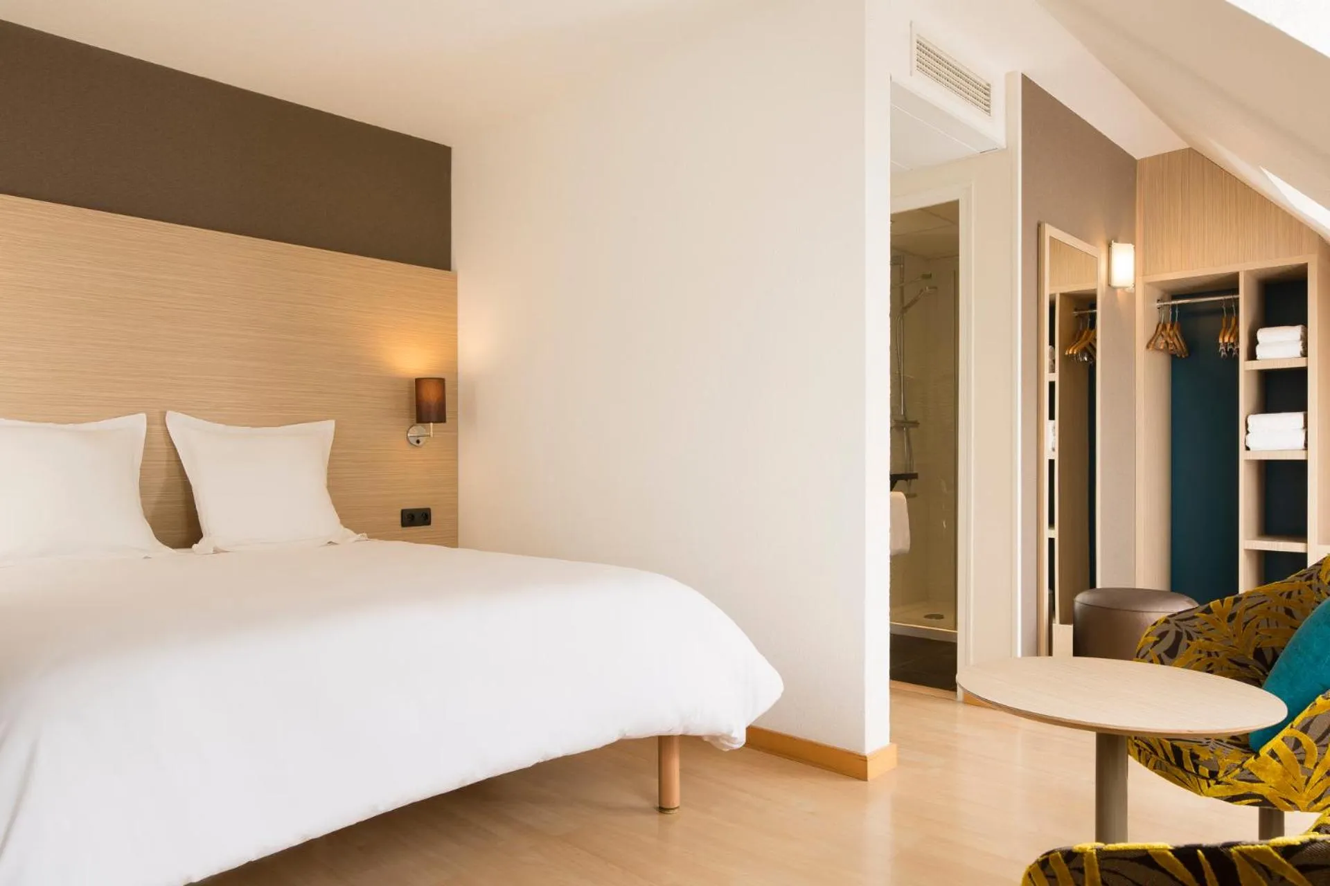 Photo of the whole room, Bed in Escale Oceania Saint Malo