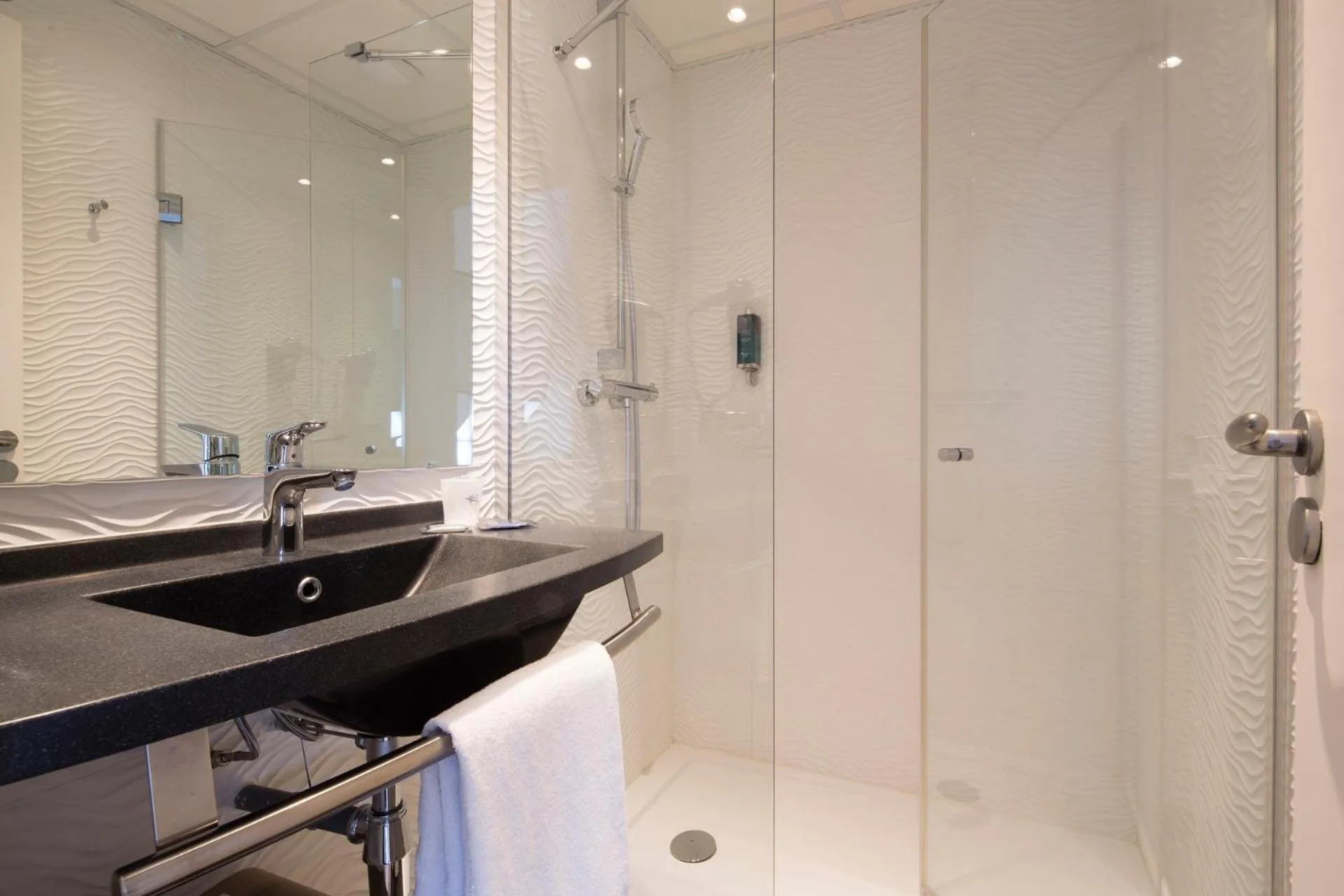 Bathroom in Escale Oceania Saint Malo