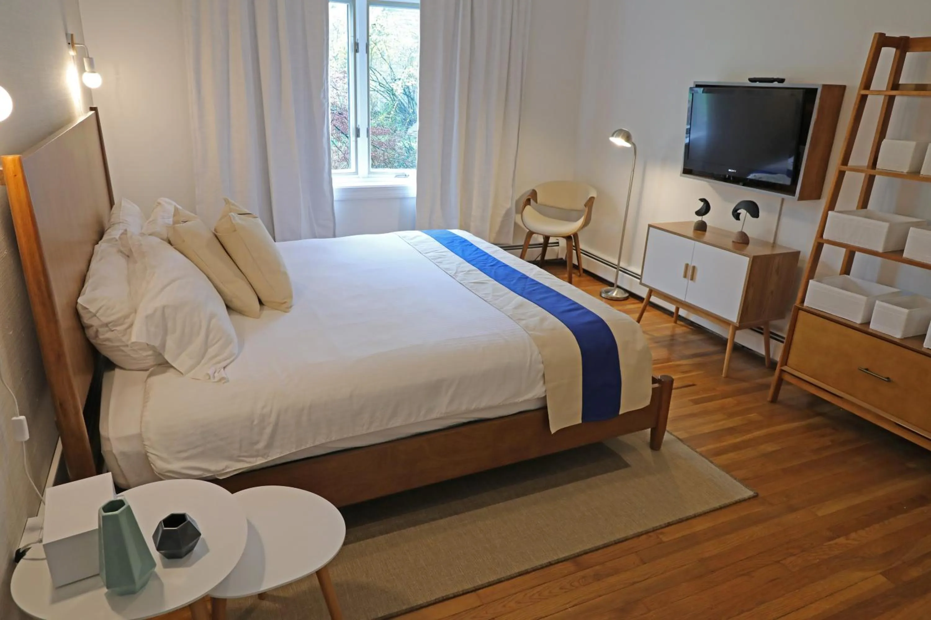 Photo of the whole room, Bed in The Hotel Marblehead