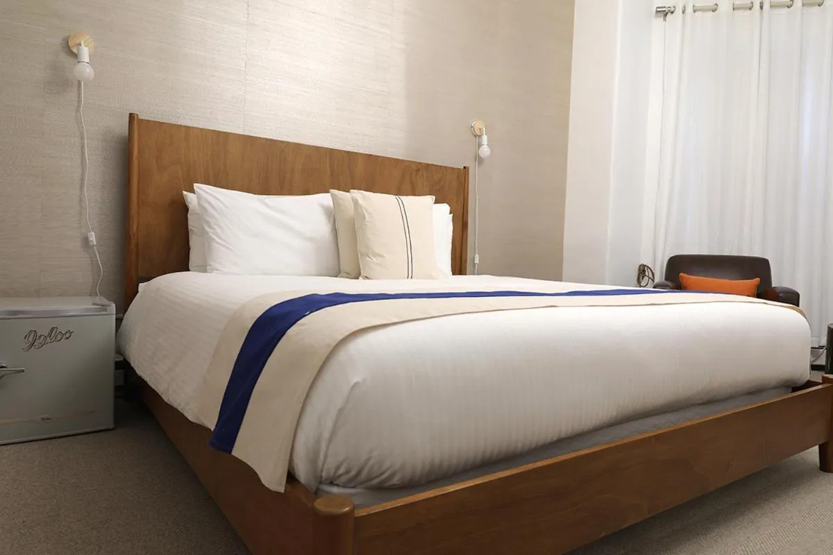 Photo of the whole room, Bed in The Hotel Marblehead