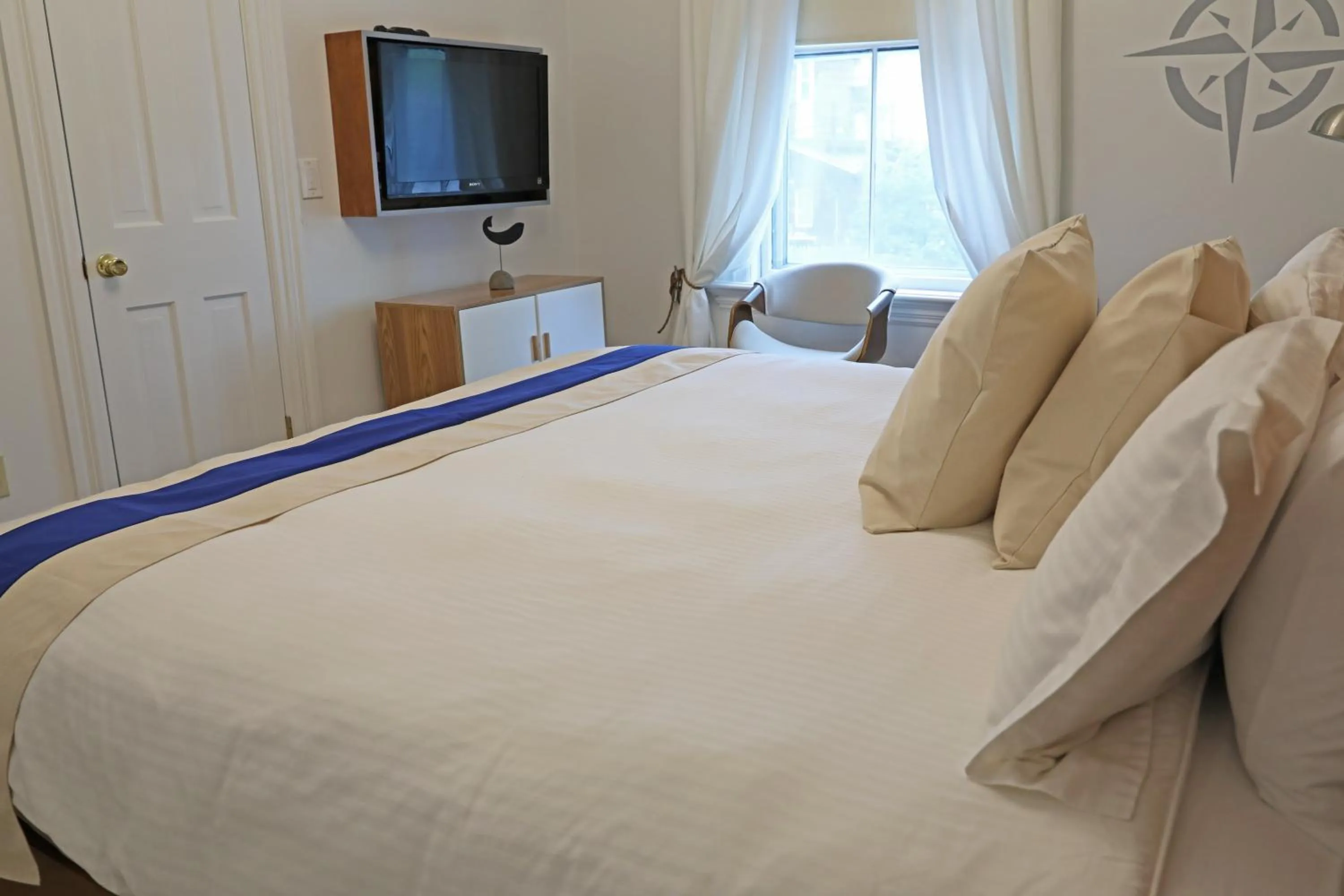 Photo of the whole room, Bed in The Hotel Marblehead