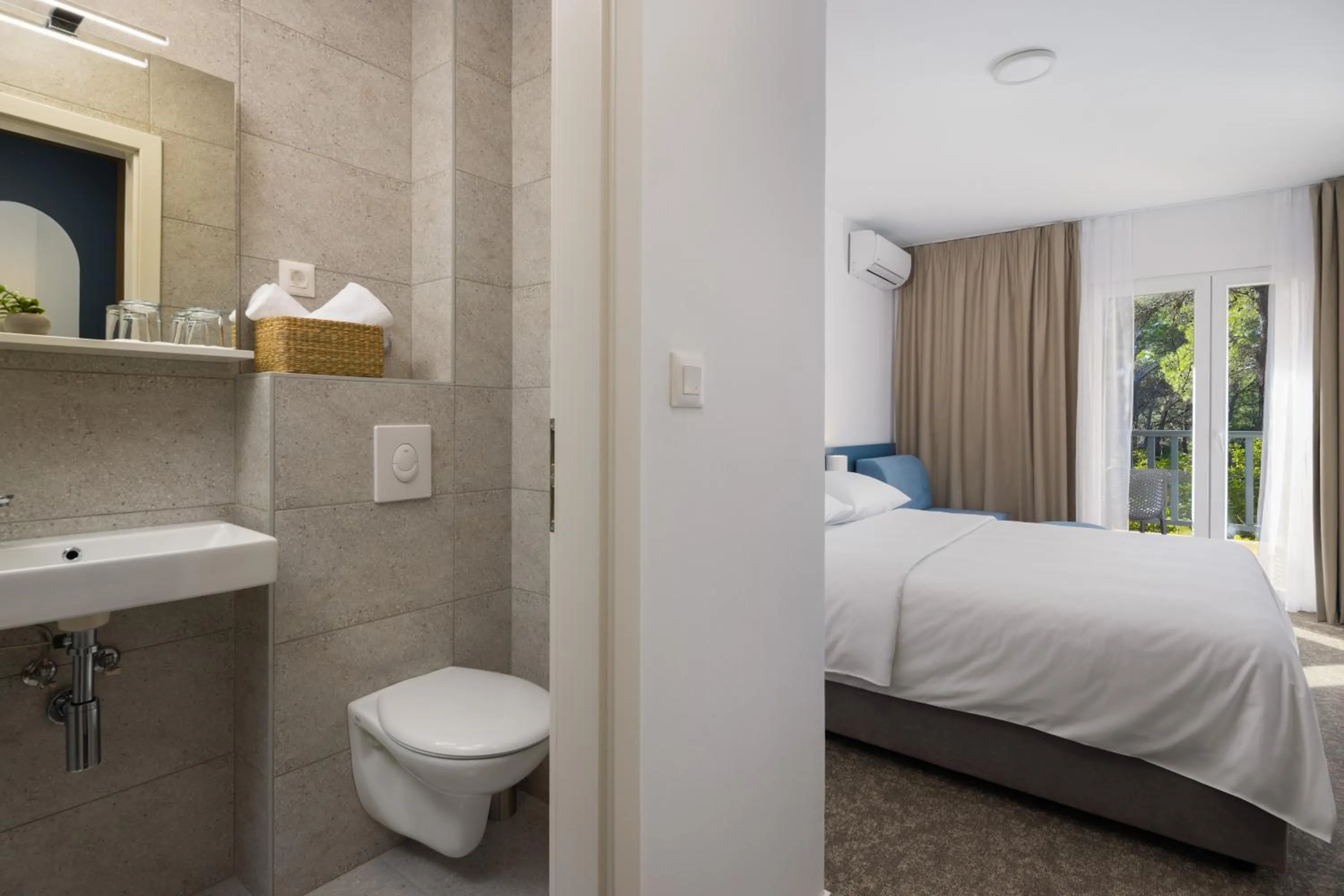Shower, Bed in Hotel Alemaris