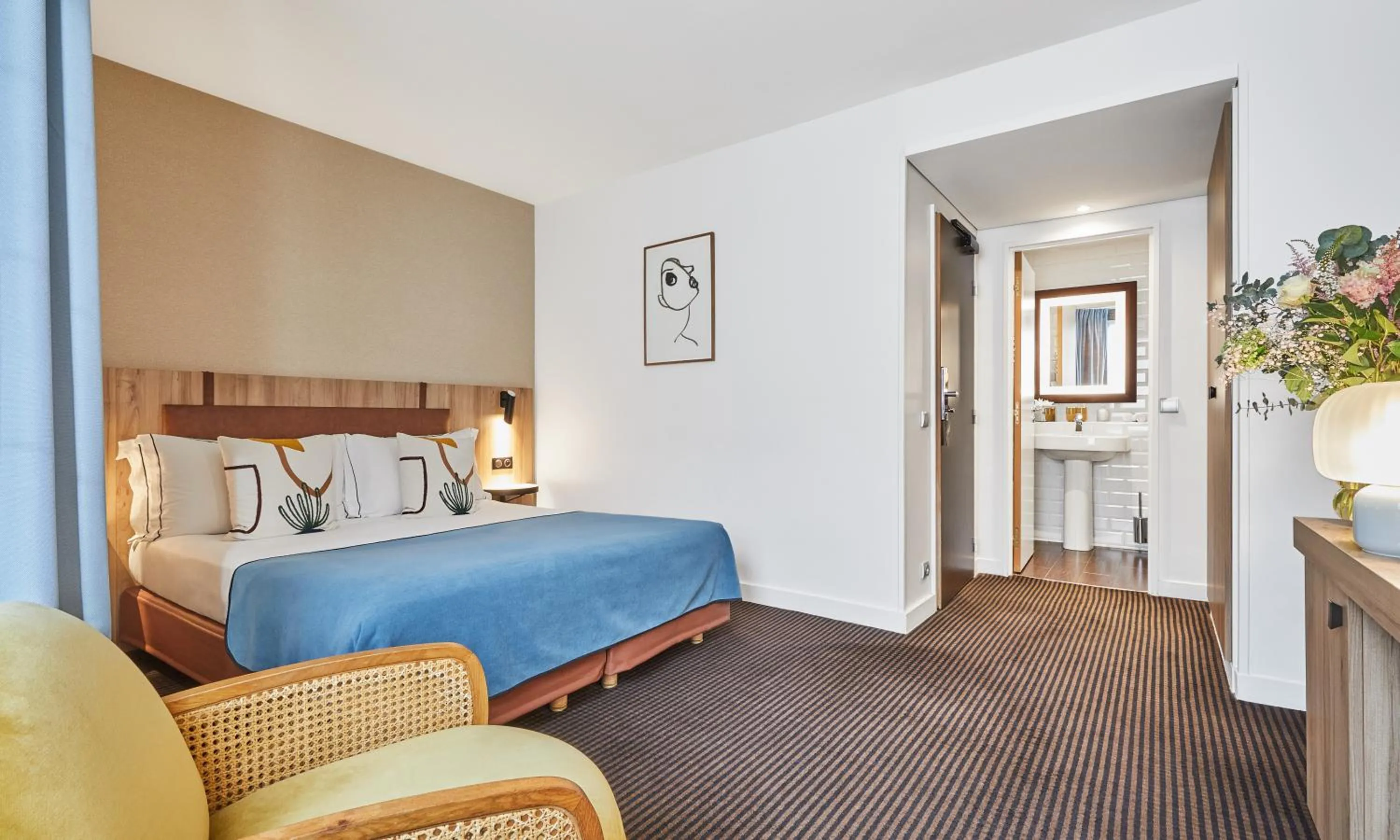 Photo of the whole room, Bed in Plaza Tour Eiffel