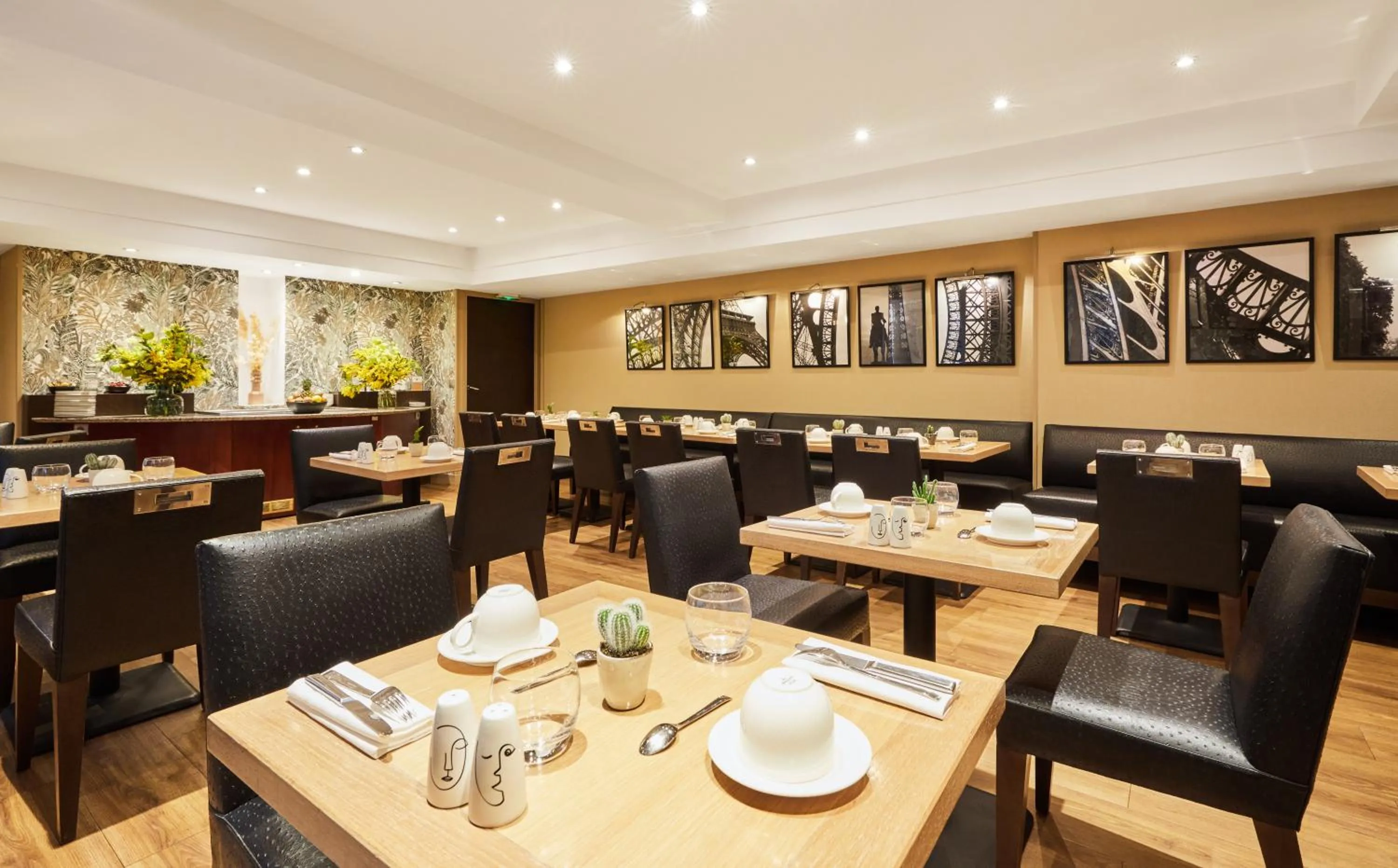 Breakfast in Plaza Tour Eiffel