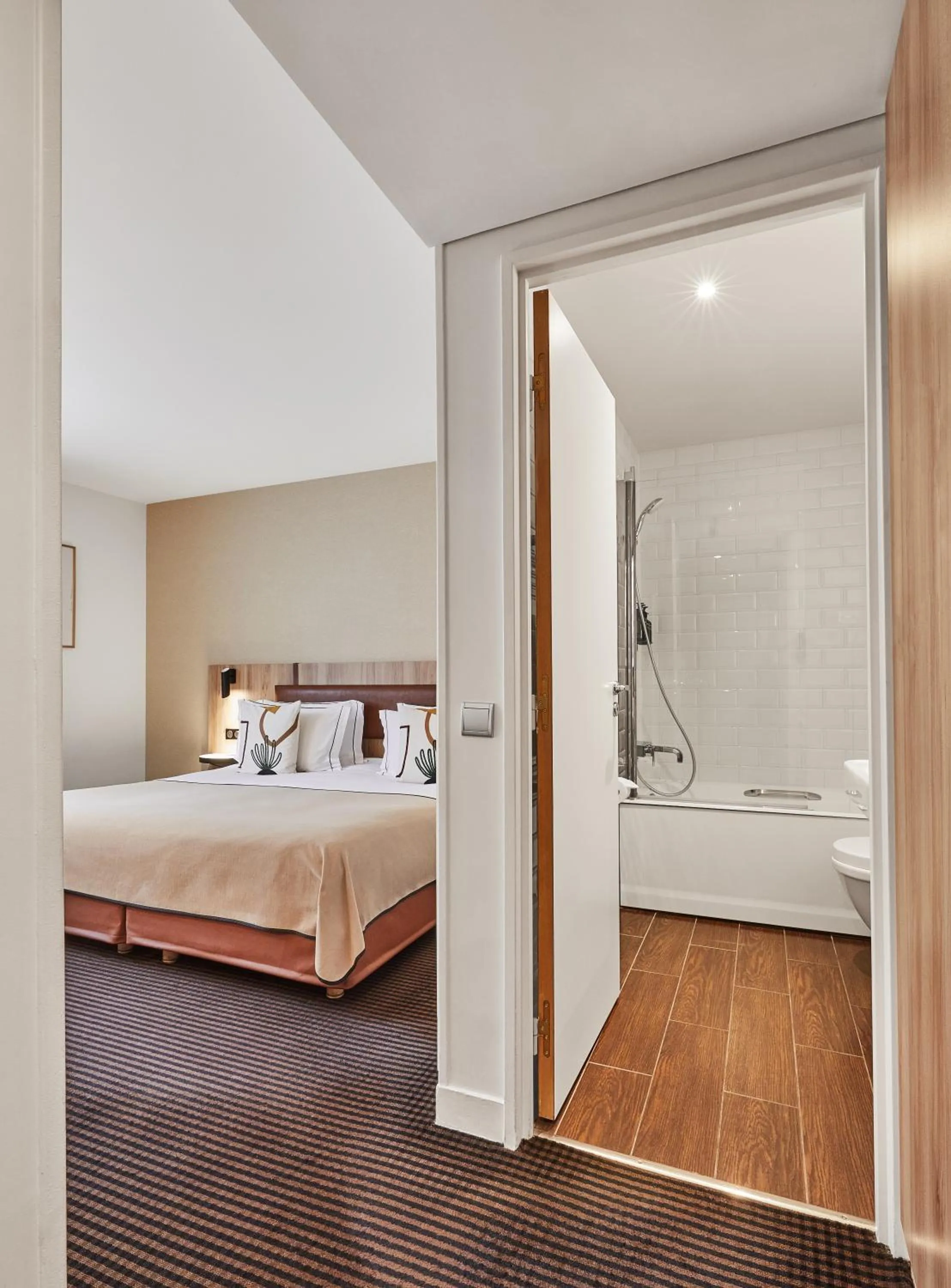 Photo of the whole room, Bed in Plaza Tour Eiffel