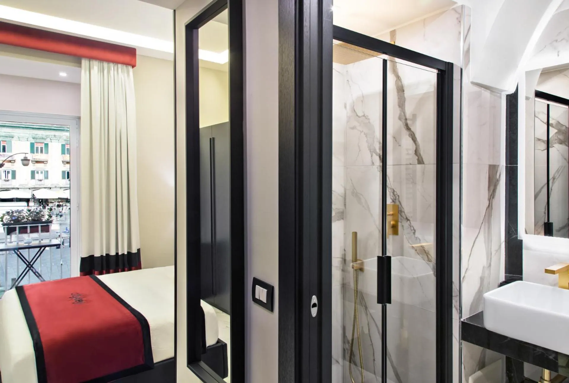 Bathroom, Bed in Citykey Napoli - Bed & Breakfast