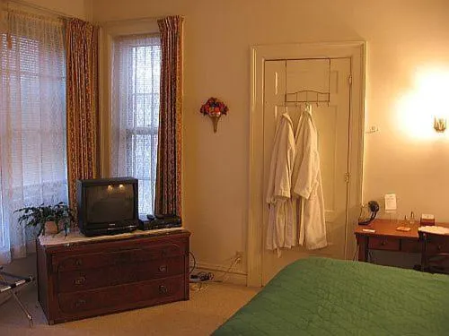 Bed in Olde Judge Mansion B&B