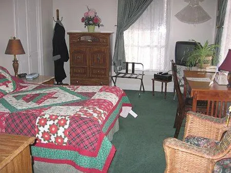 Bed in Olde Judge Mansion B&B