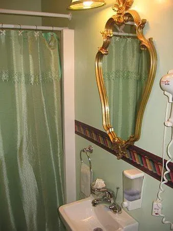 Bathroom in Olde Judge Mansion B&B