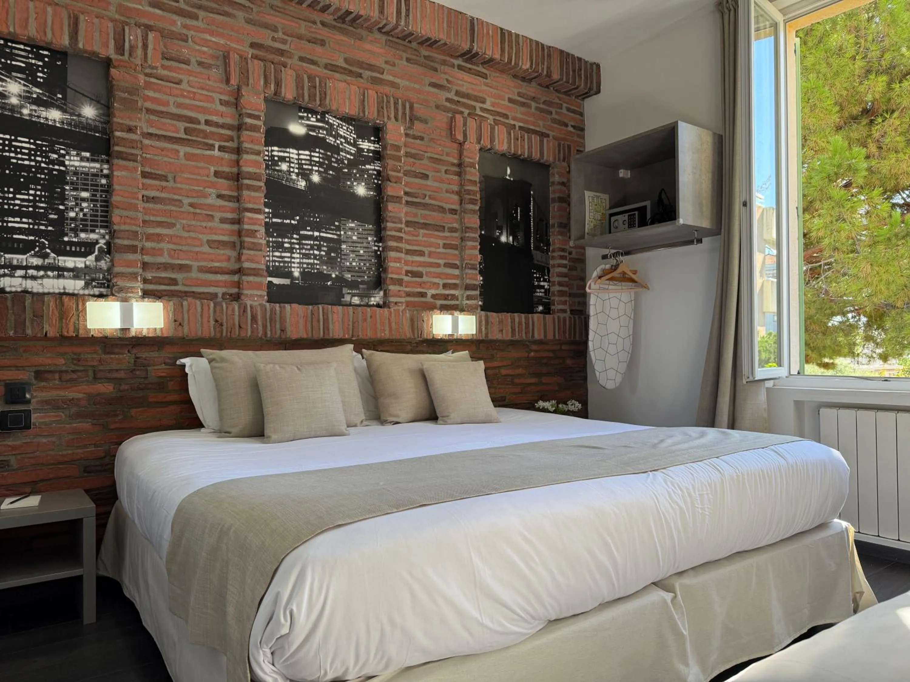 Bed in Ideal Sejour Cannes - Hôtel de Charme