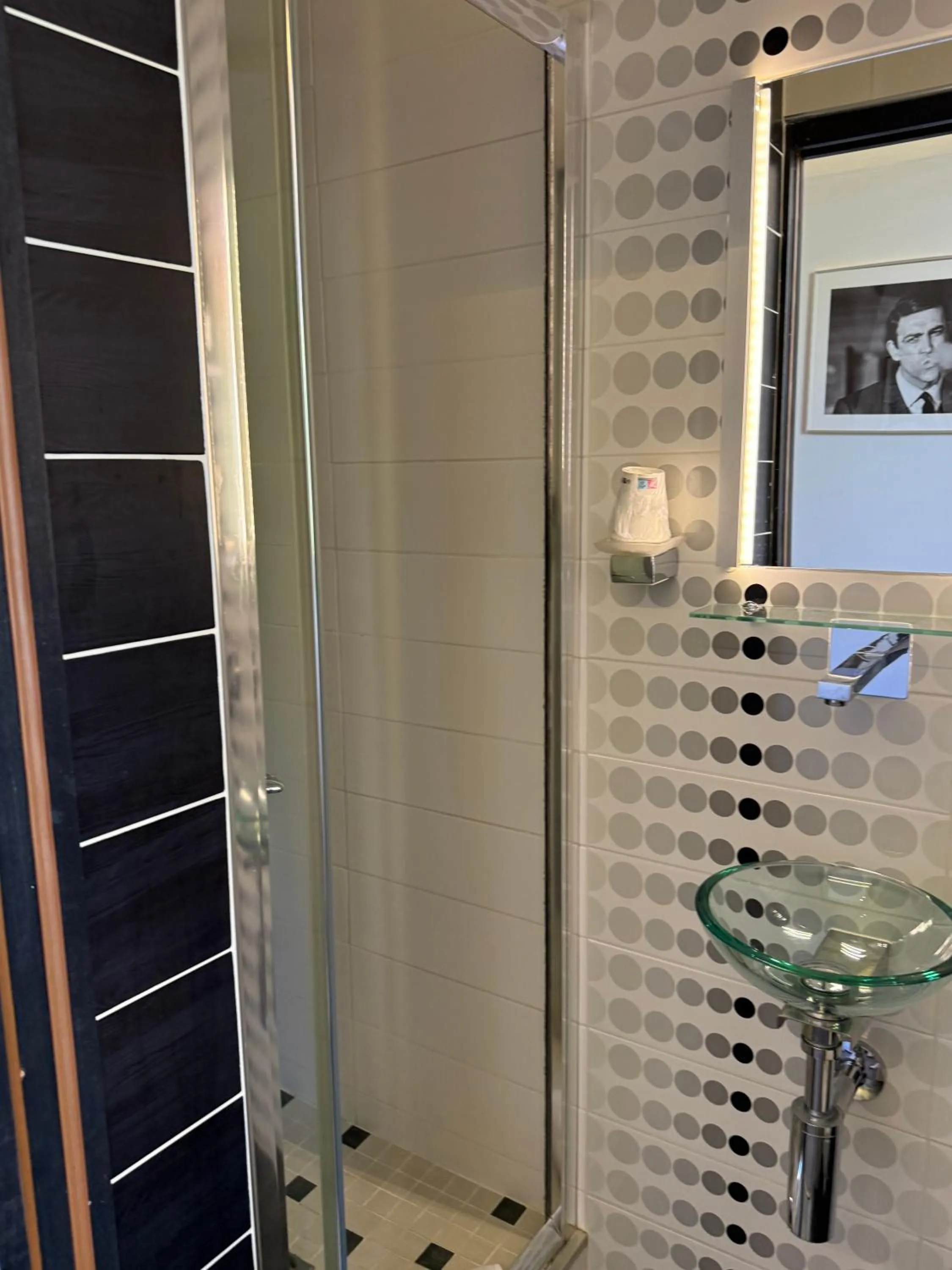 Shower in Ideal Sejour Cannes - Hôtel de Charme