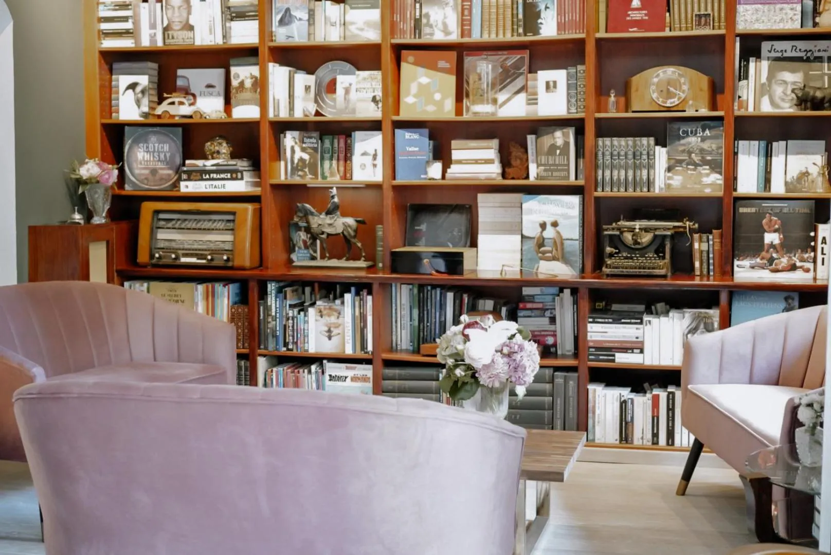 Library in Ideal Sejour Cannes - Hôtel de Charme