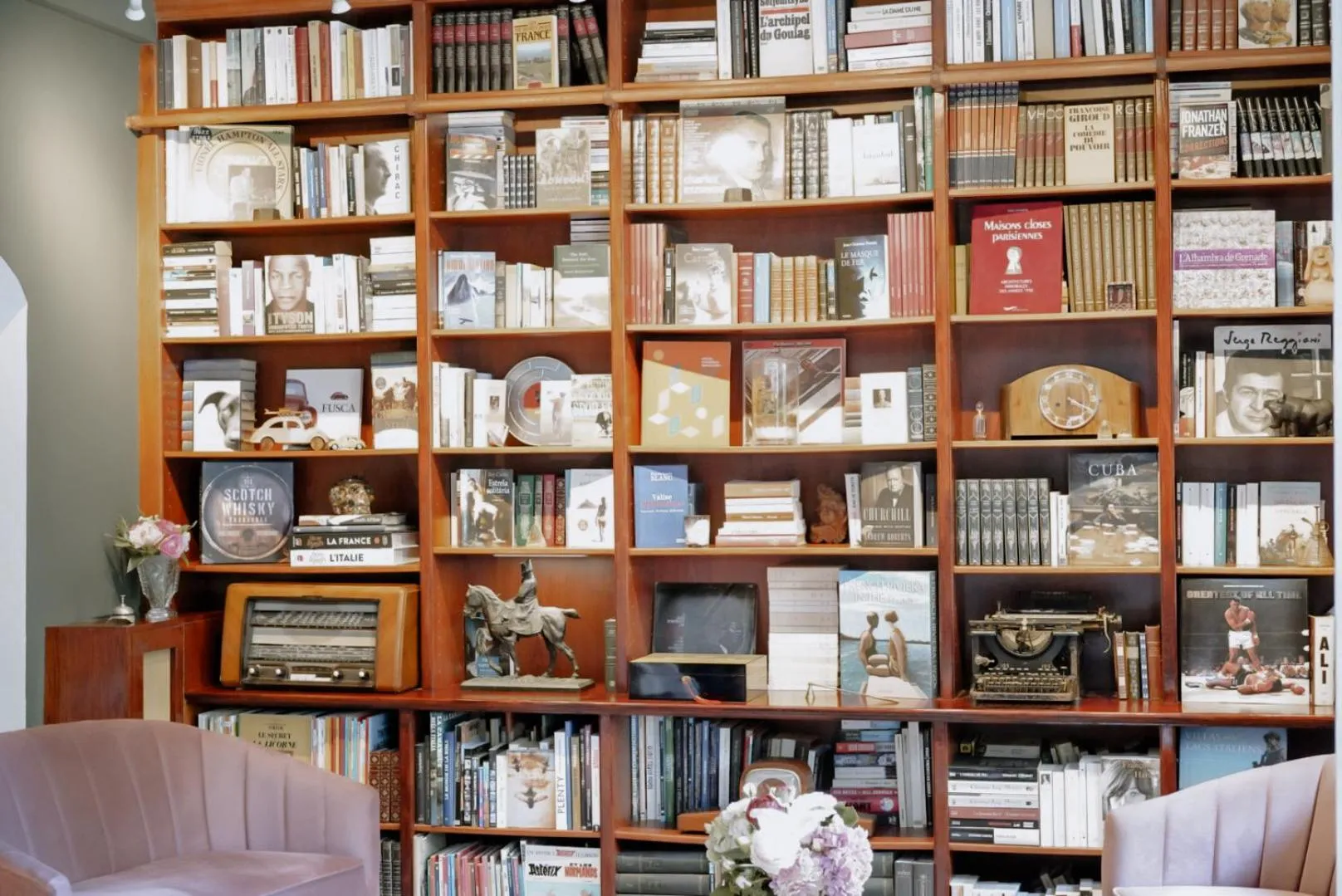 Library in Ideal Sejour Cannes - Hôtel de Charme