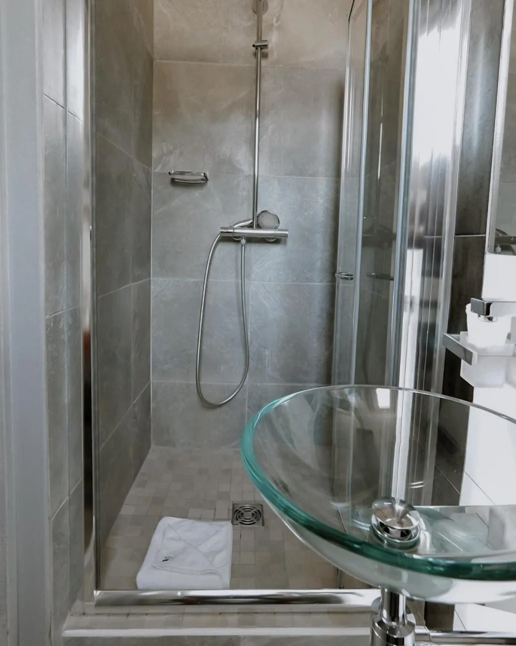 Bathroom in Ideal Sejour Cannes - Hôtel de Charme