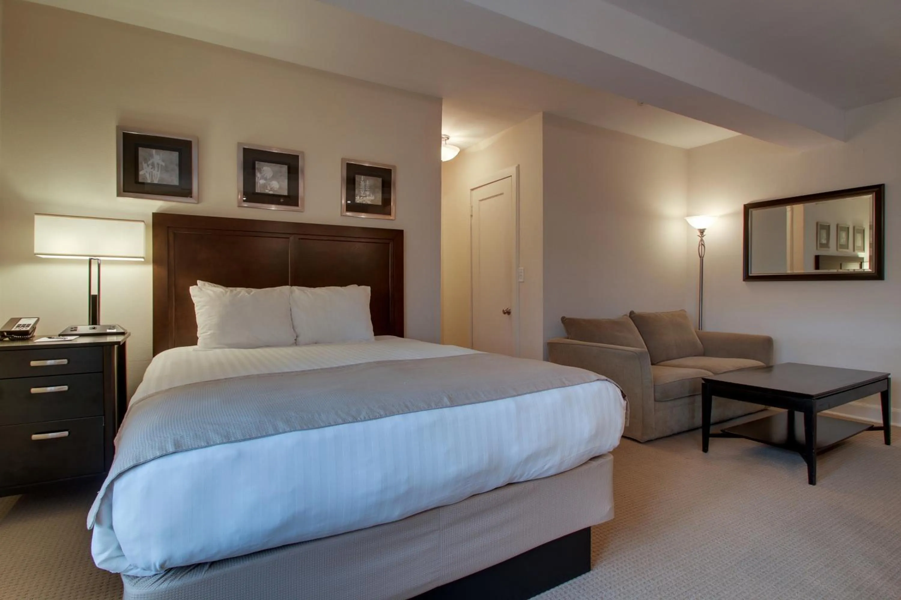 Bed in Knickerbocker on the Lake