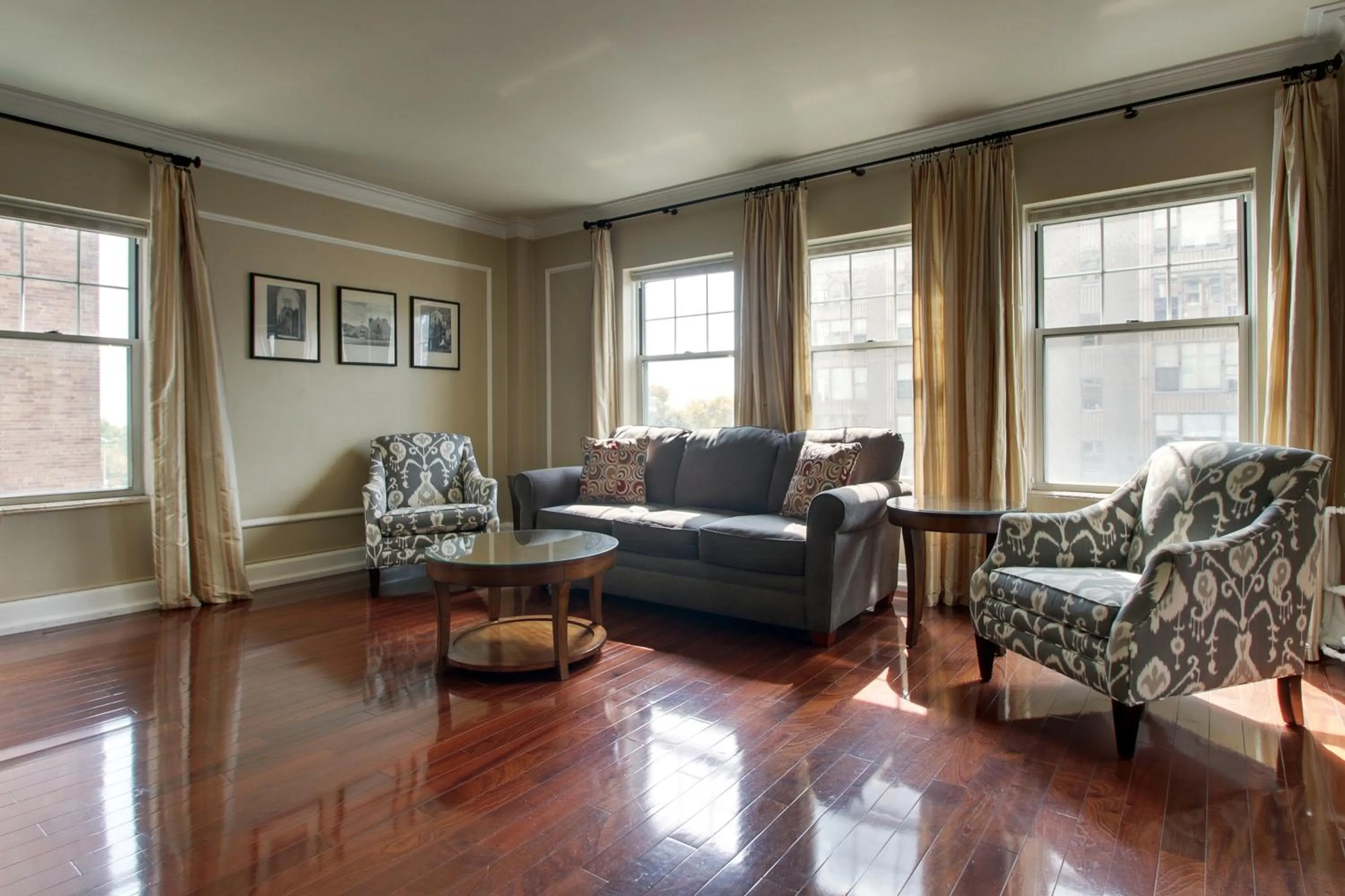 Knickerbocker on the Lake