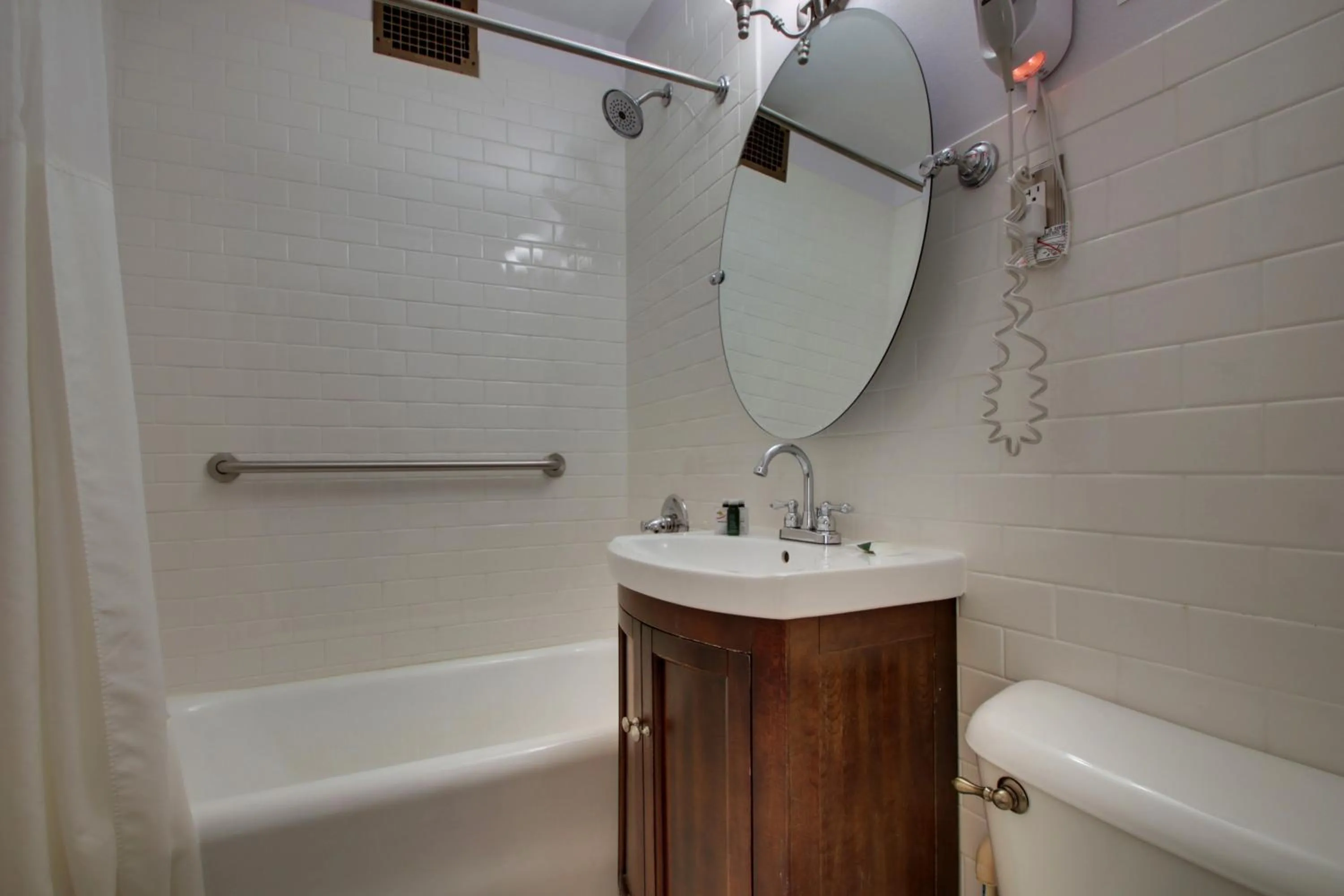 Knickerbocker on the Lake