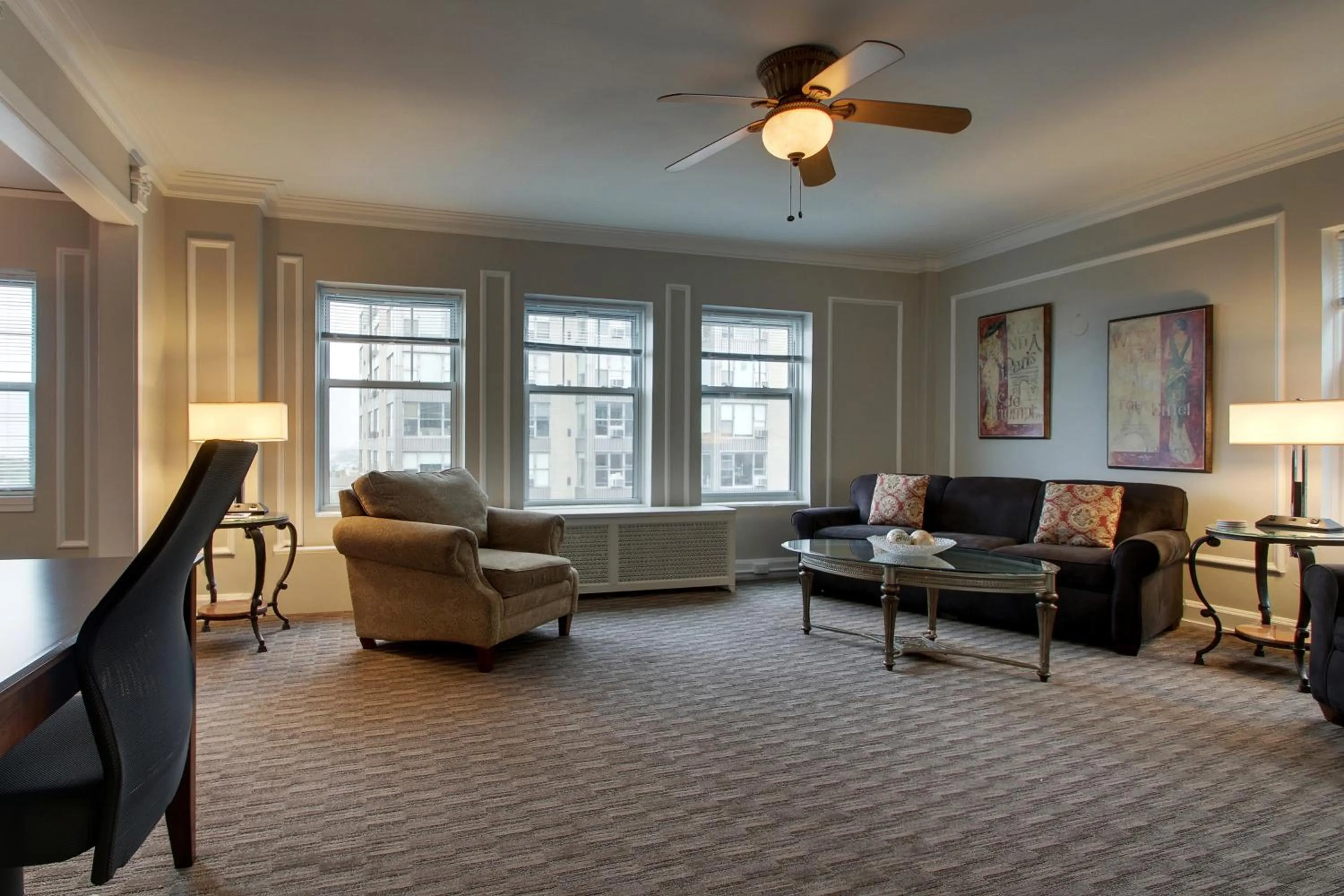 Knickerbocker on the Lake