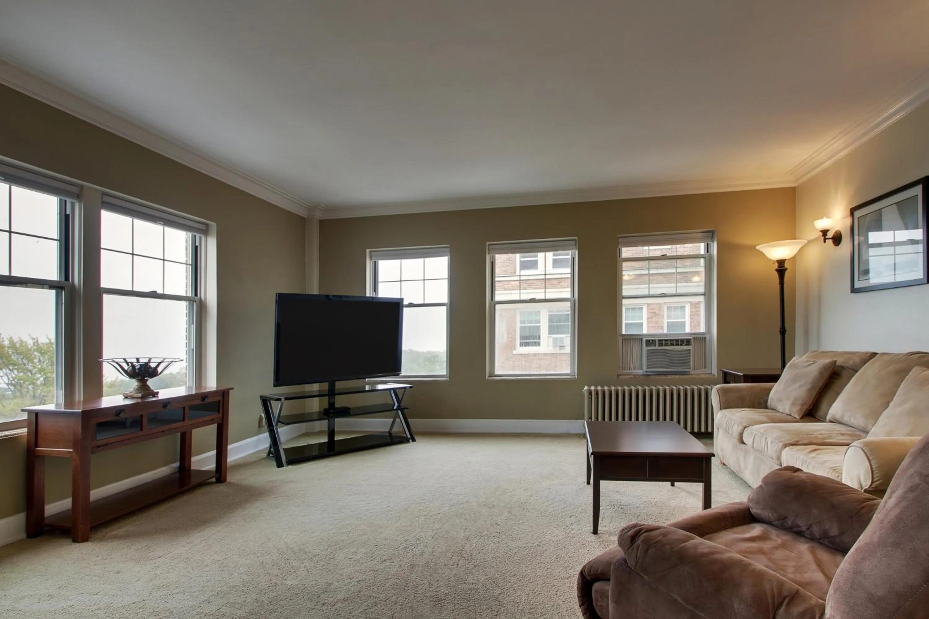 Knickerbocker on the Lake