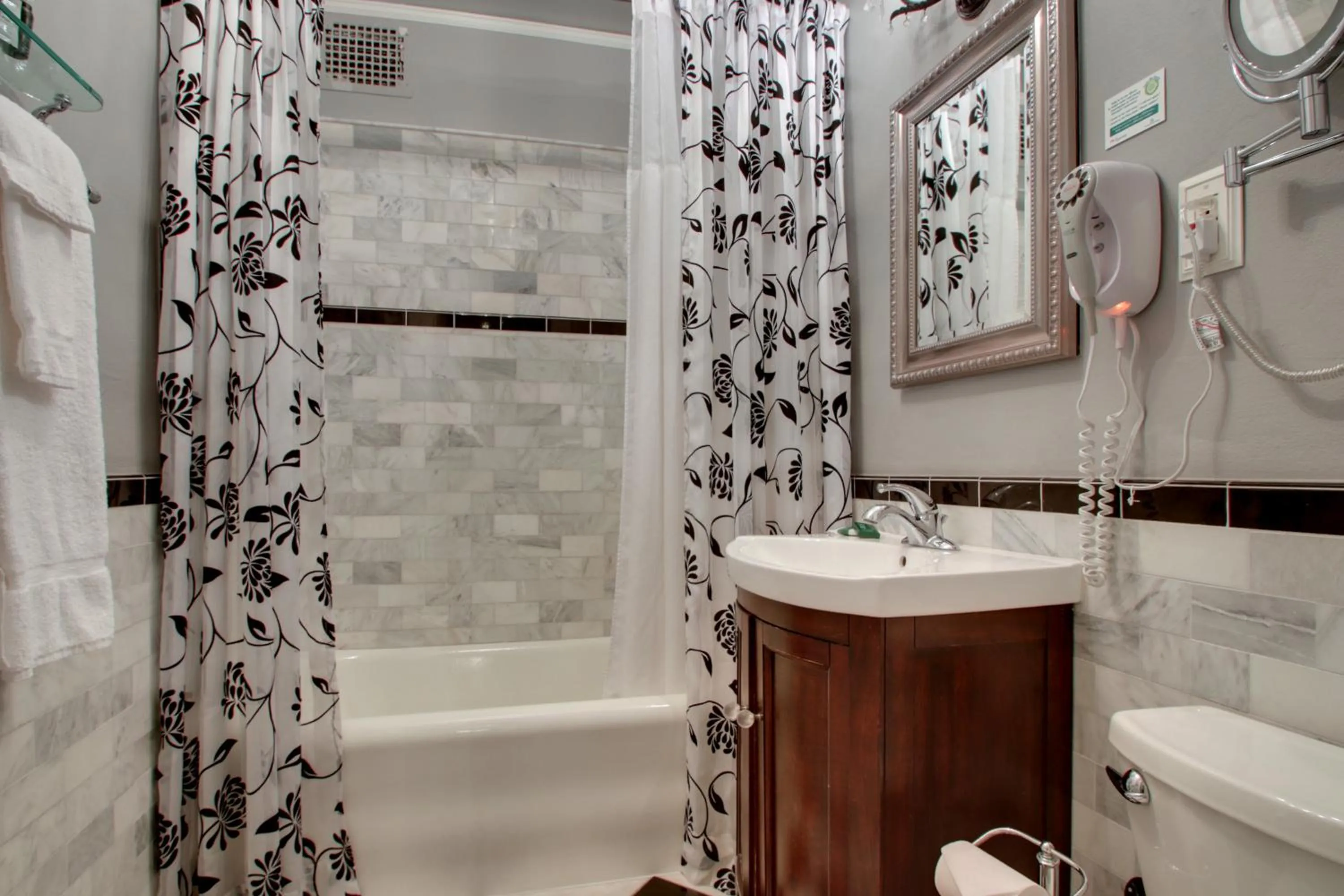 Knickerbocker on the Lake