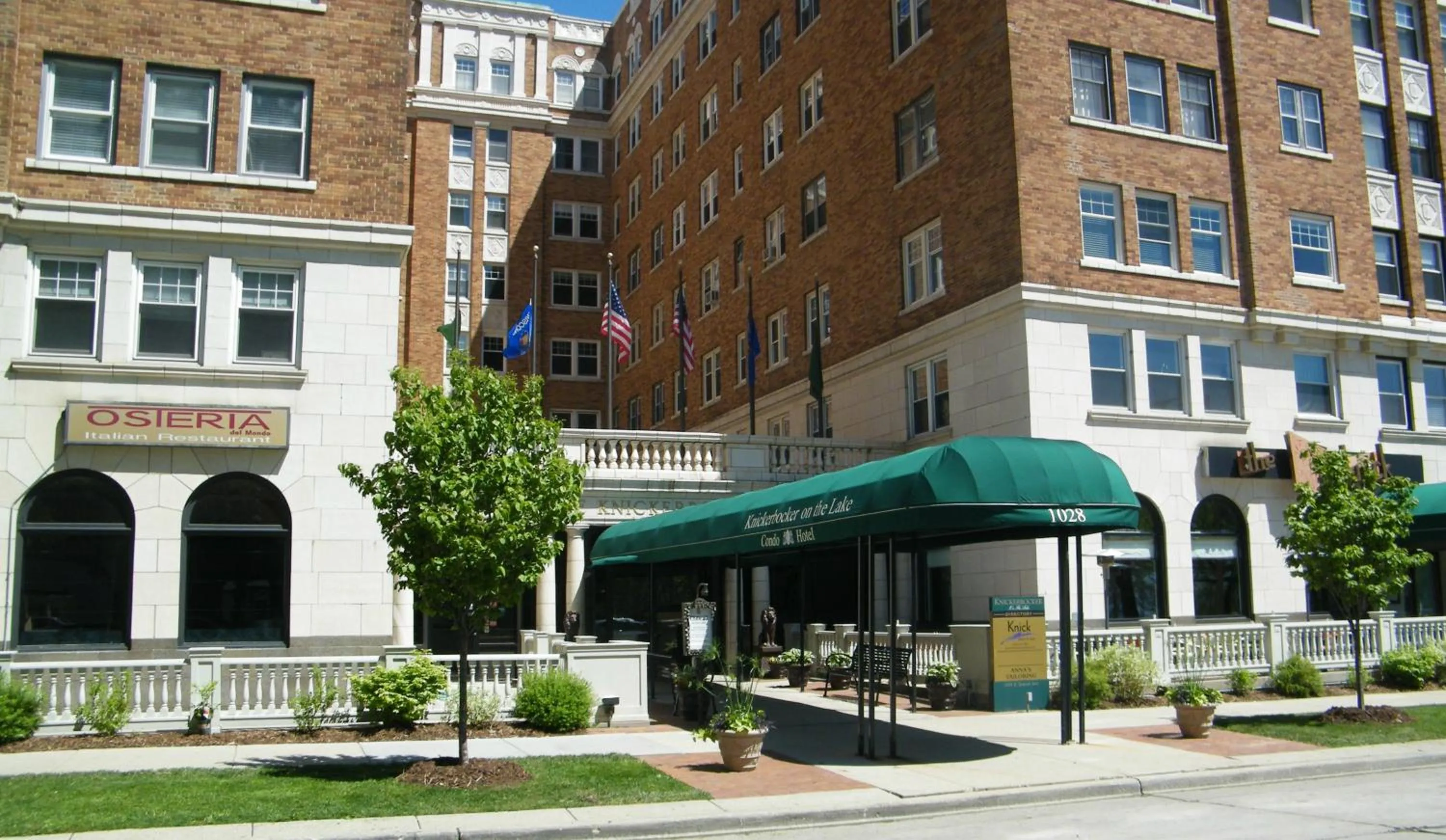 Facade/entrance in Knickerbocker on the Lake