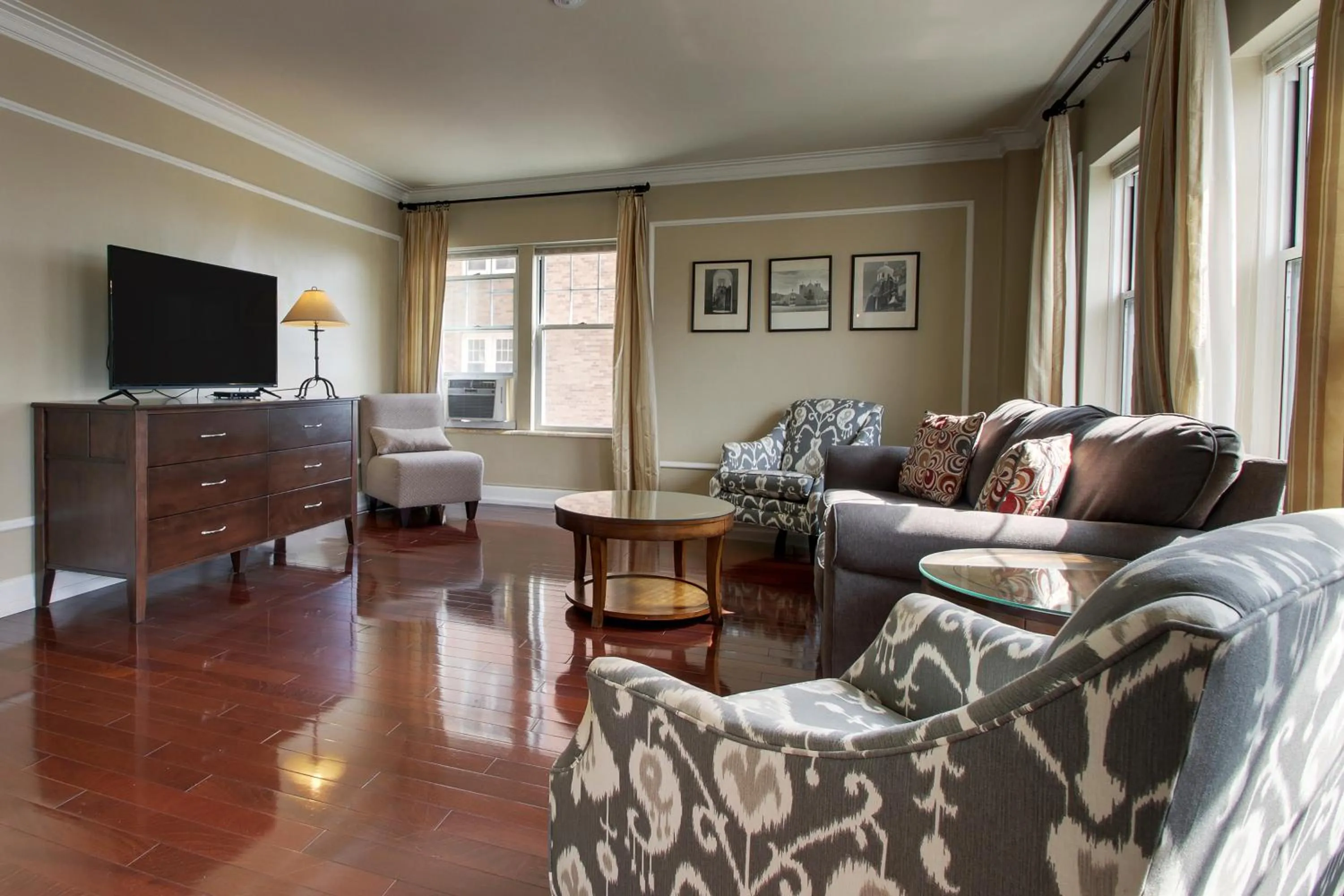 Knickerbocker on the Lake