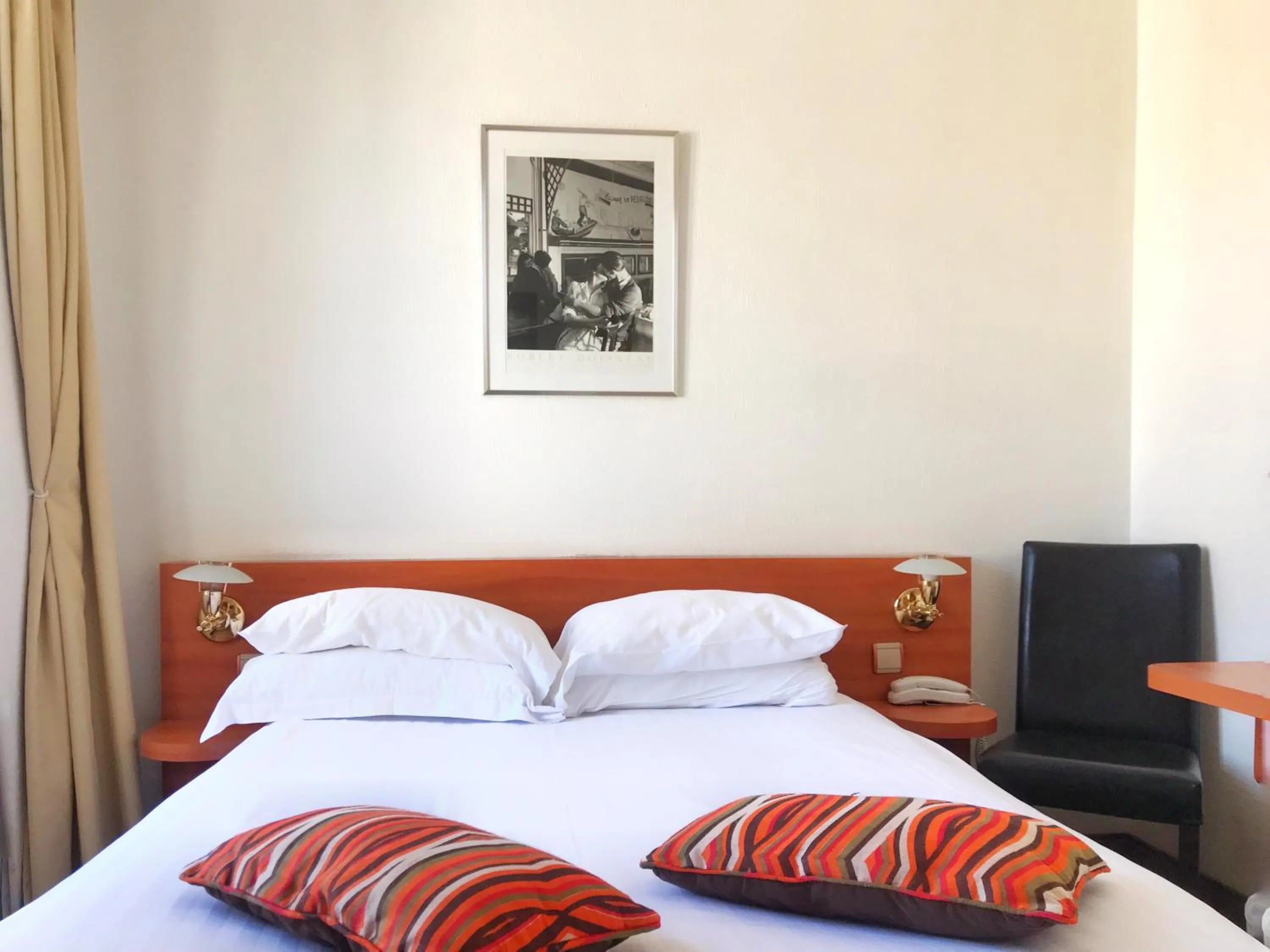 Bed in Hotel Colbert