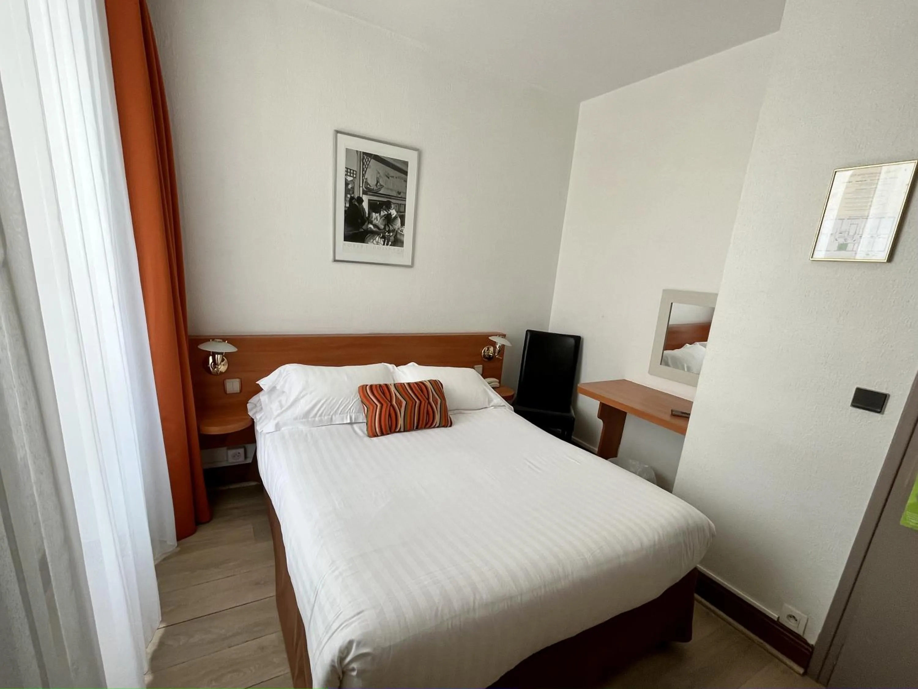 Bed in Hotel Colbert