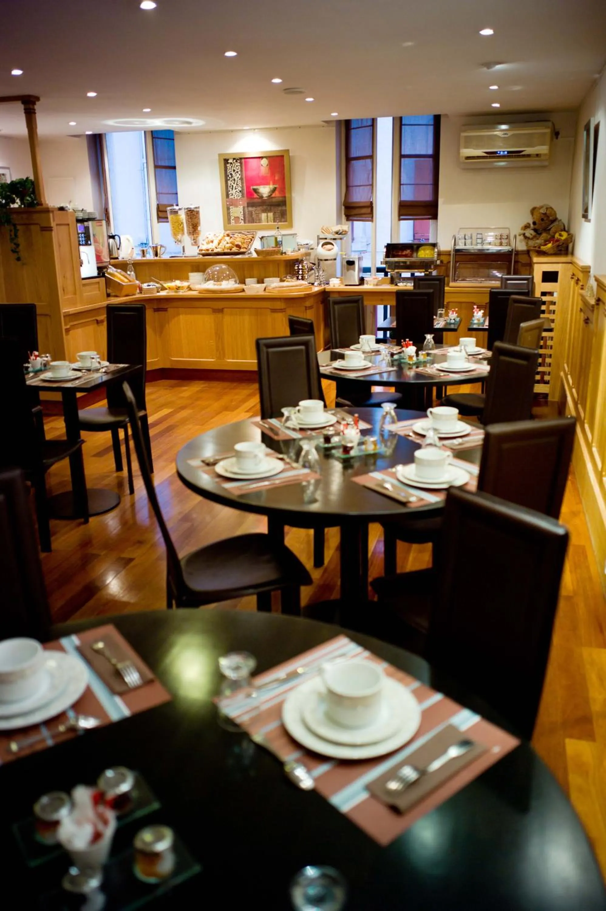 Restaurant/places to eat in Hotel Colbert