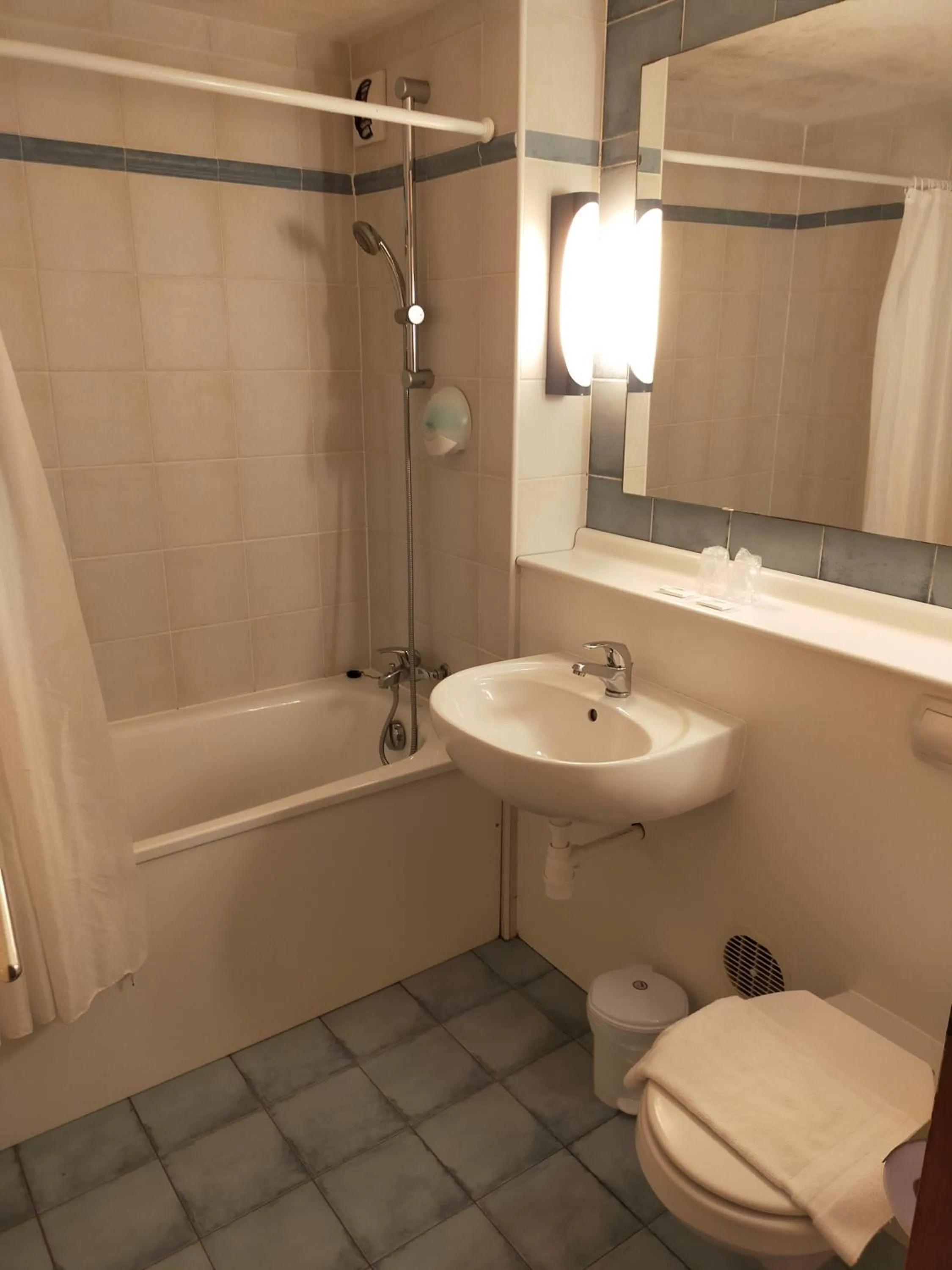 Bathroom in The Originals Access, Hôtel Foix