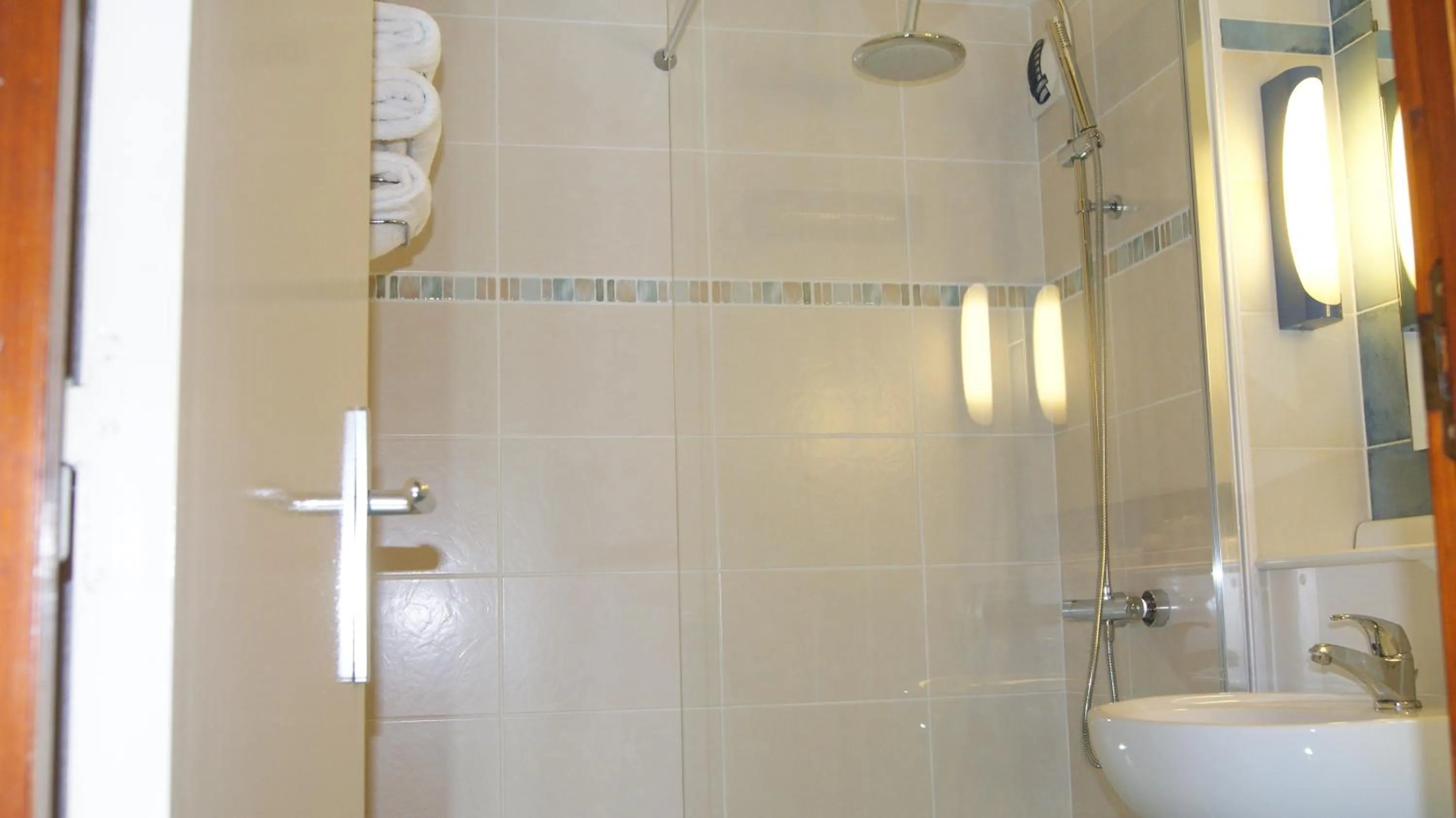 Bathroom in The Originals Access, Hôtel Foix