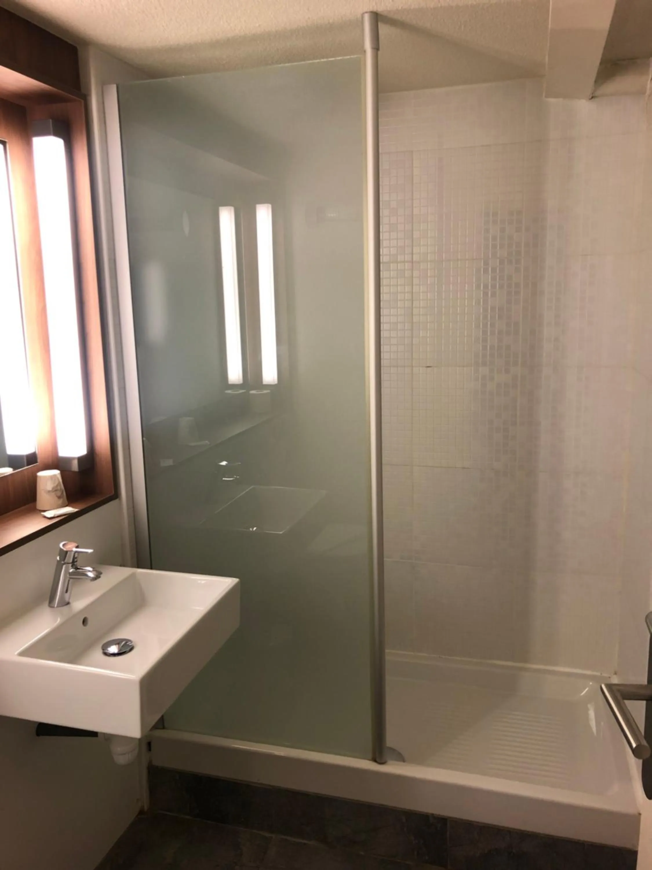 Bathroom in The Originals Access, Hôtel Foix