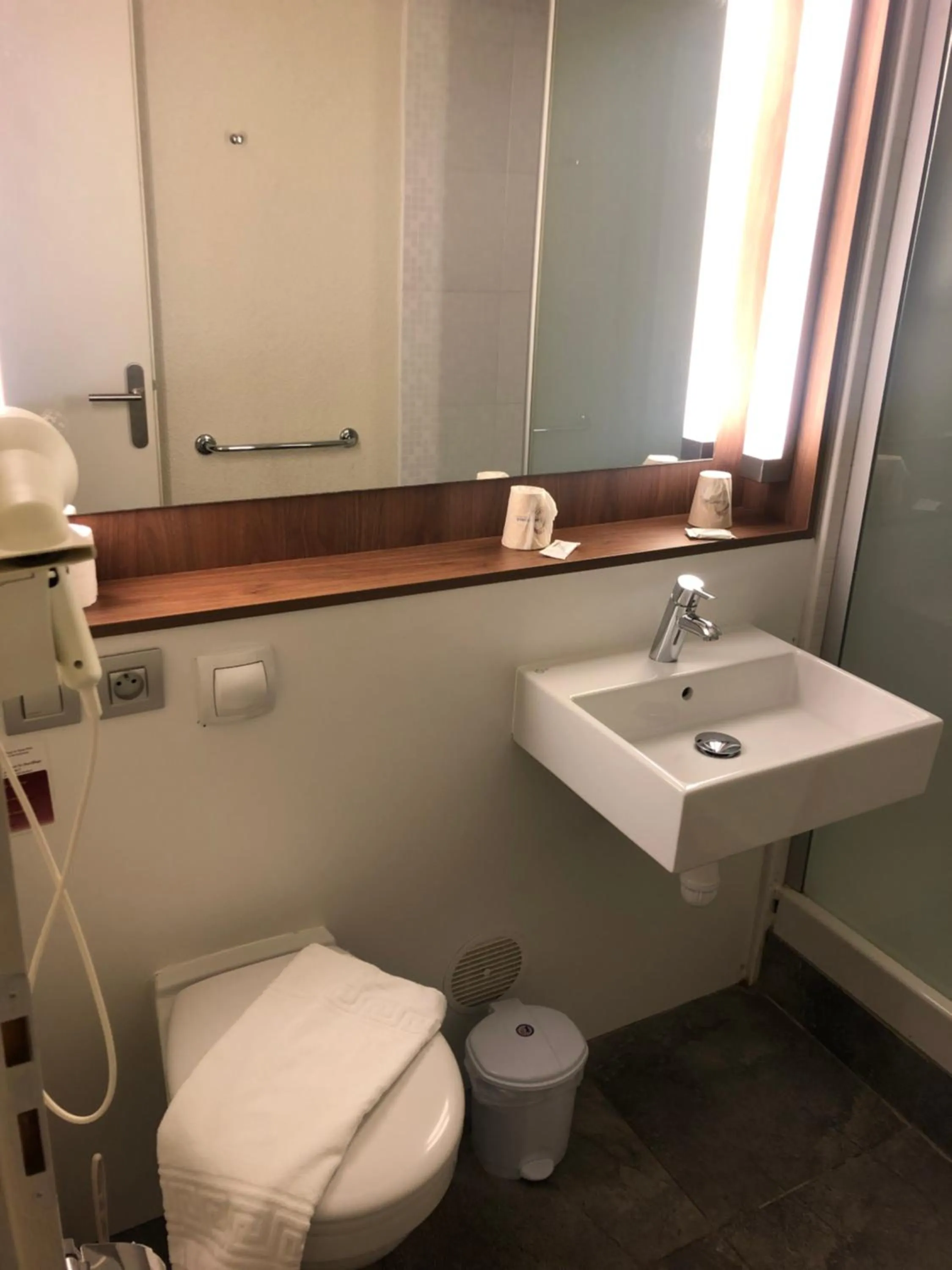 Bathroom in The Originals Access, Hôtel Foix