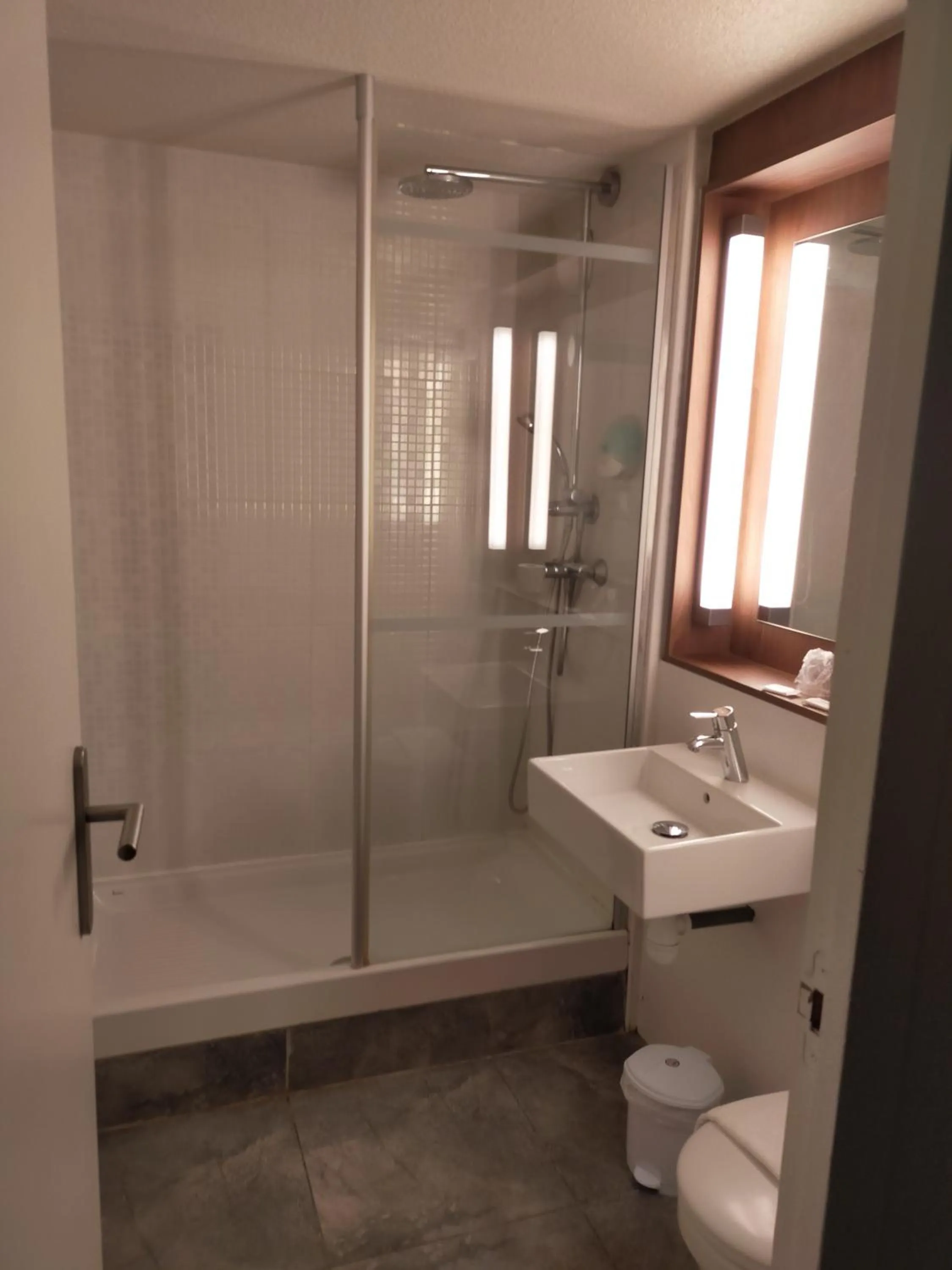 Shower in The Originals Access, Hôtel Foix