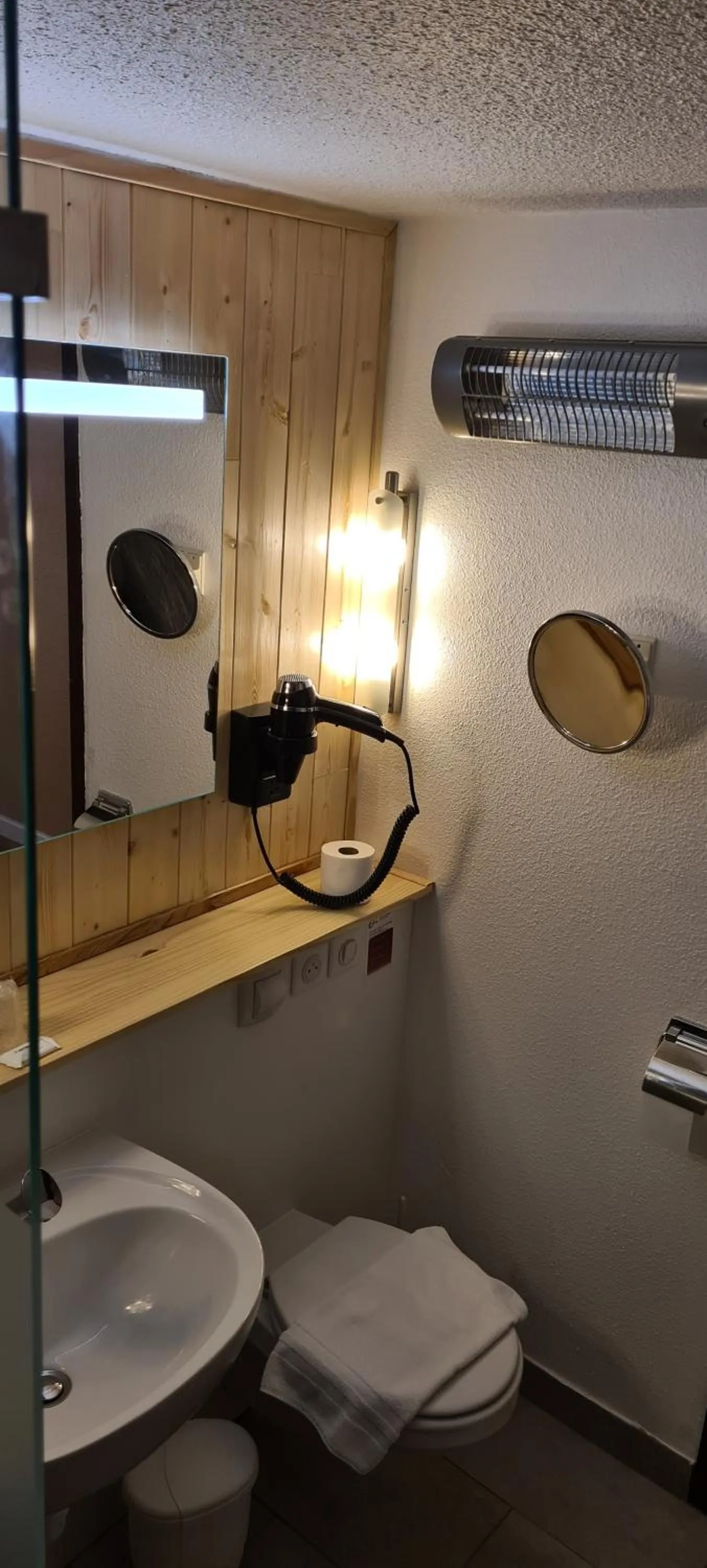 Bathroom in The Originals Access, Hôtel Foix