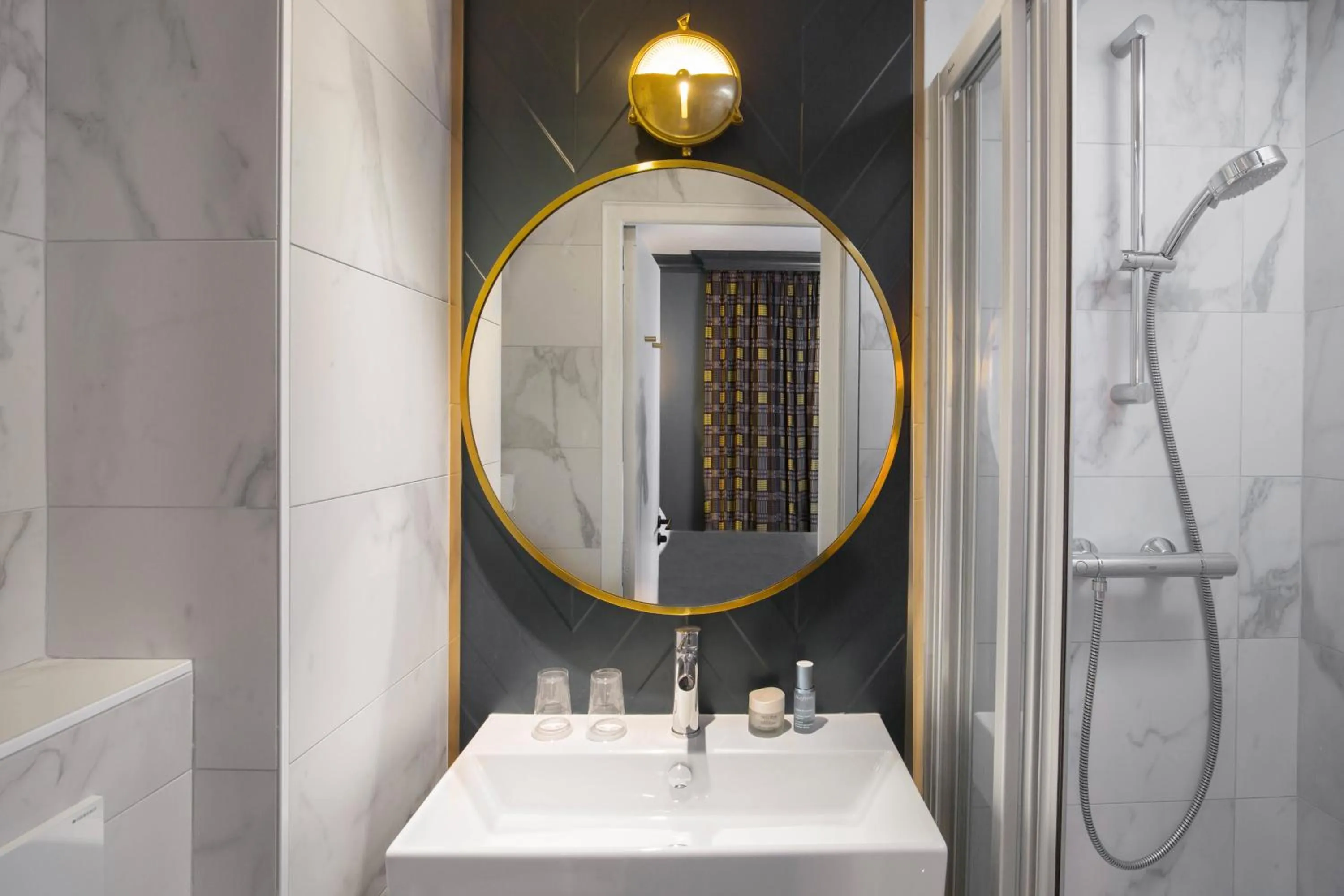 Shower in ibis Styles Paris Nation Cours de Vincennes