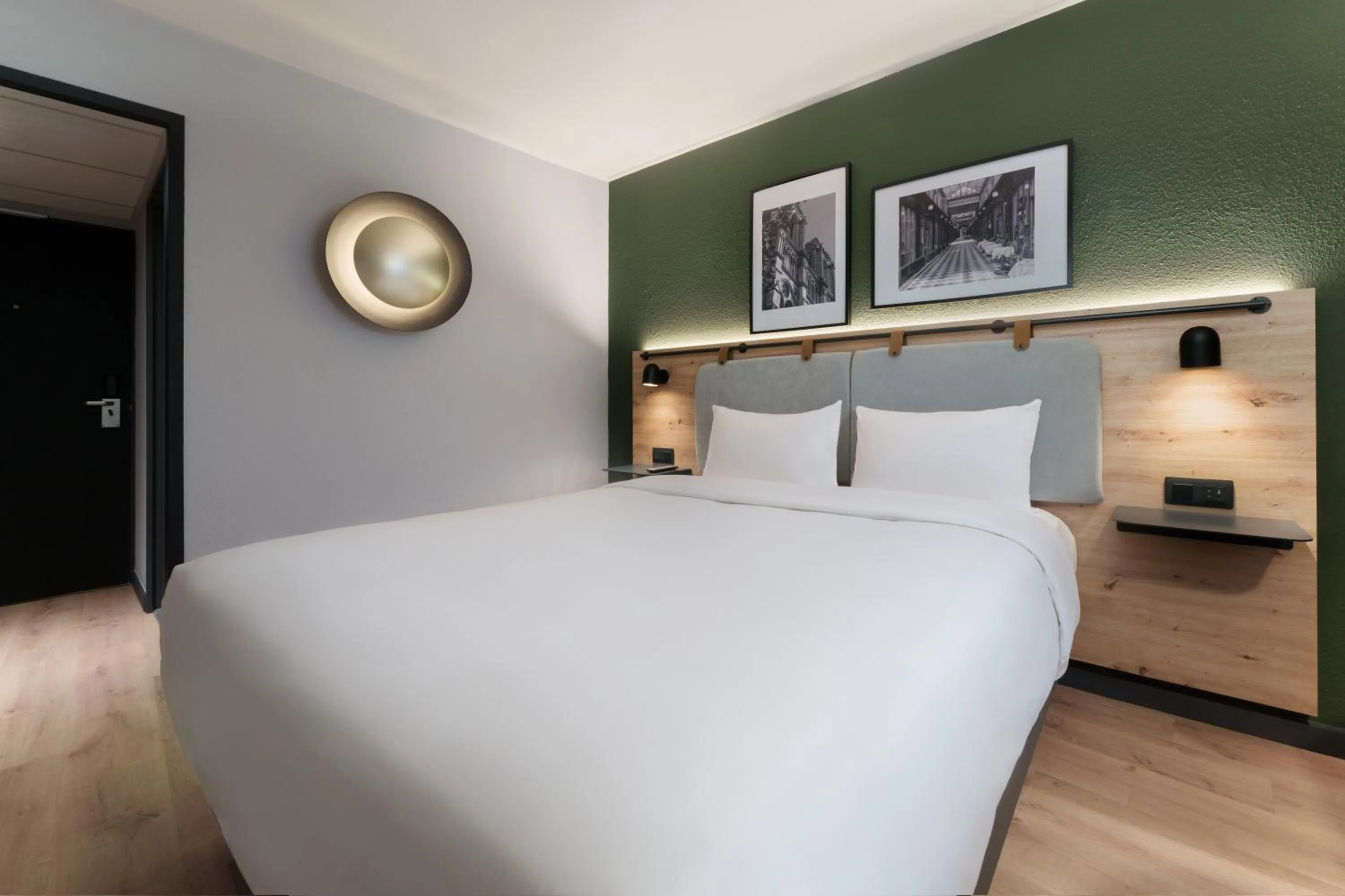 Standard Room - 1 Queen Bed in Campanile NATURE - Toulouse Nord L'Union