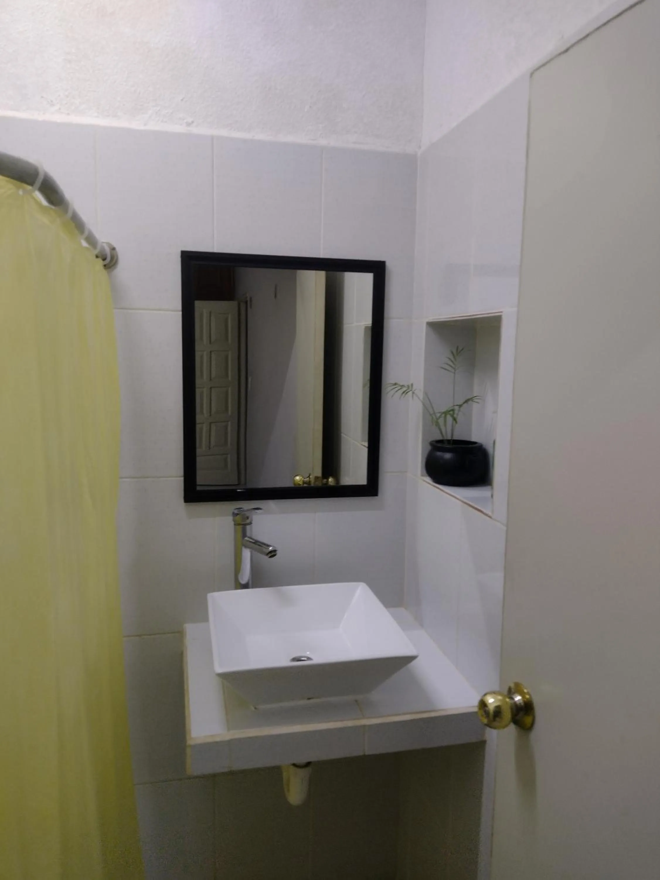 Bathroom in Casa Ixchel - 700m to Downtown, WiFi, Hot Water, AC