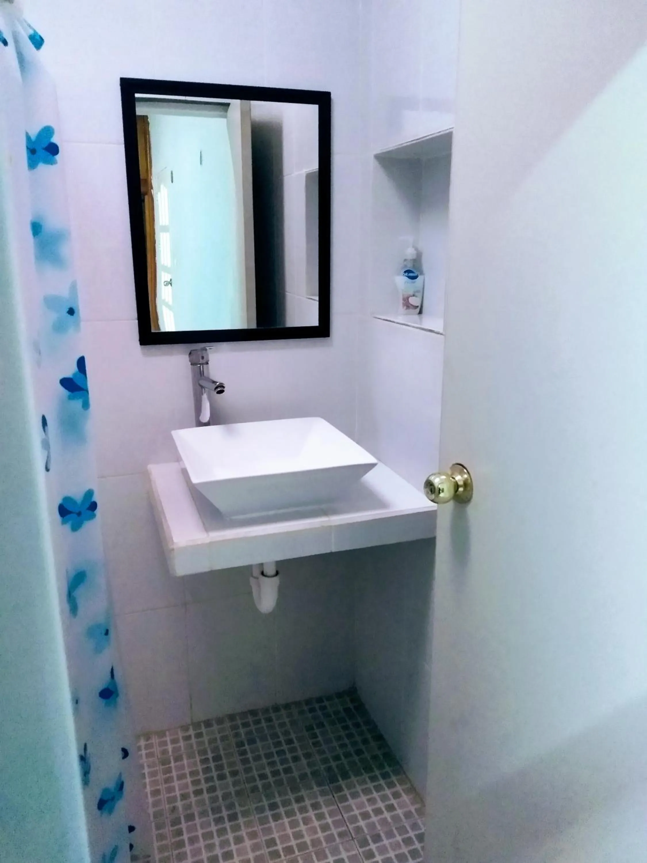 Bathroom in Casa Ixchel - 700m to Downtown, WiFi, Hot Water, AC