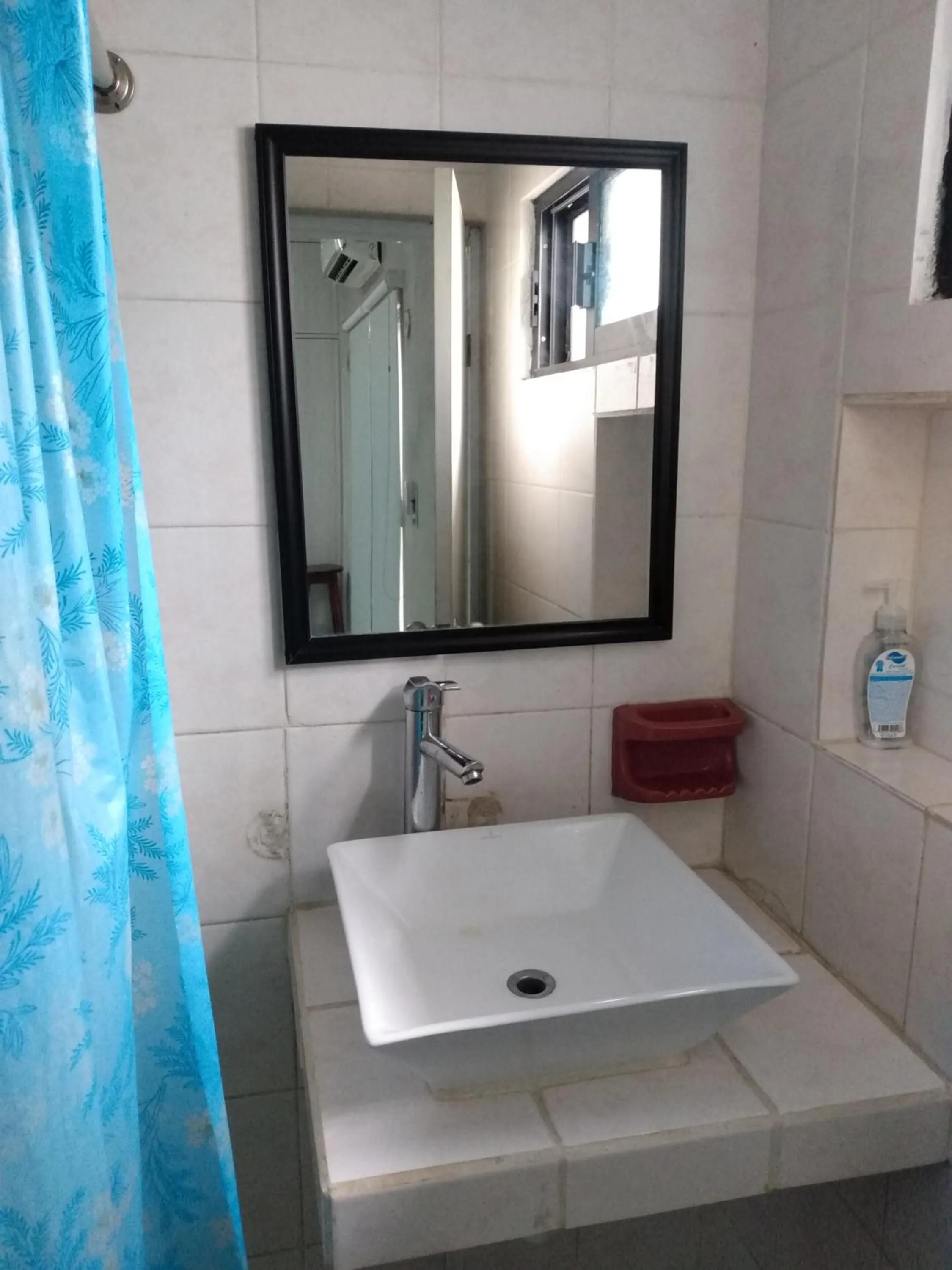 Bathroom in Casa Ixchel - 700m to Downtown, WiFi, Hot Water, AC