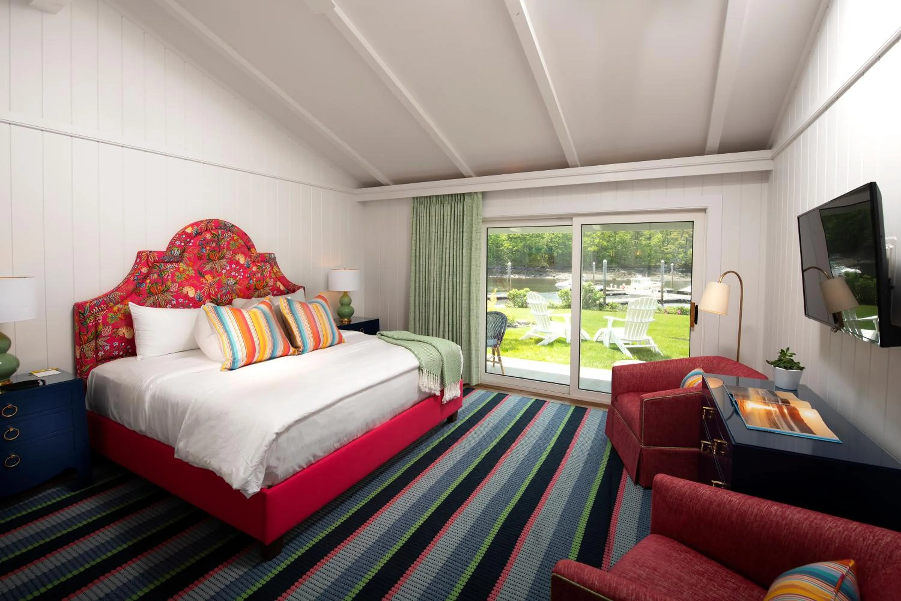 Patio, Bed in Yachtsman Lodge & Marina