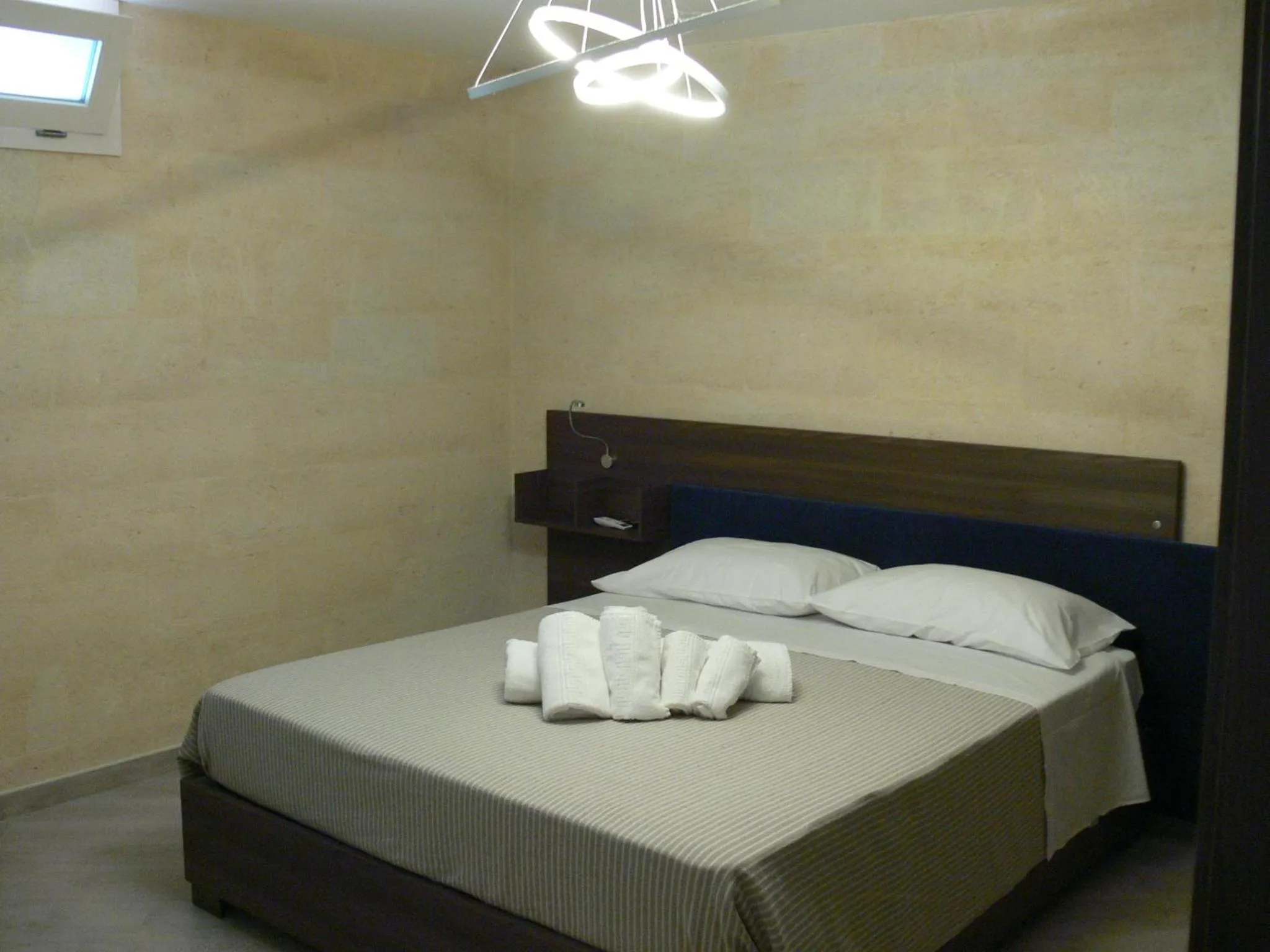 Communal lounge/ TV room, Bed in Tamarix