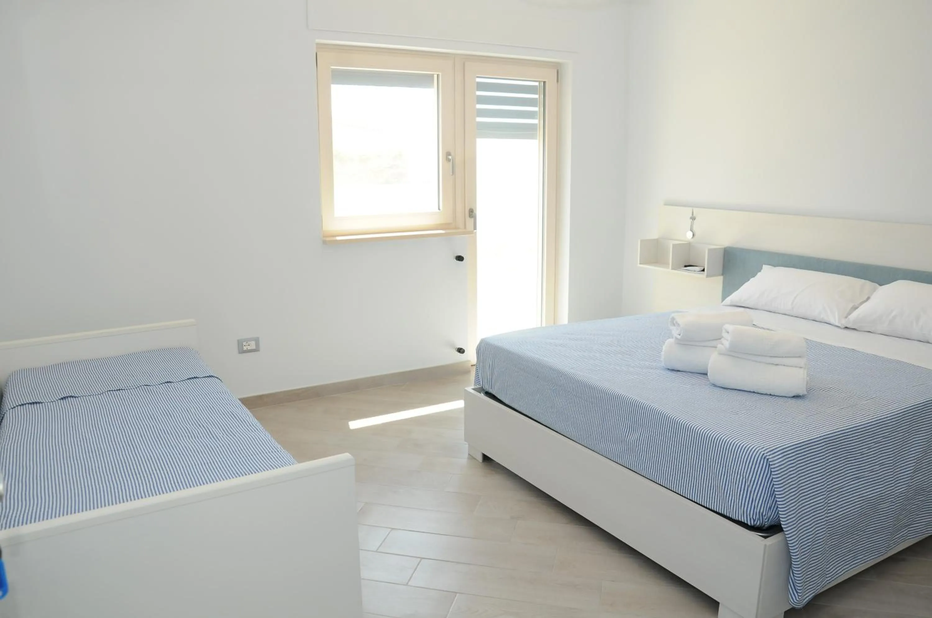 Communal lounge/ TV room, Bed in Tamarix