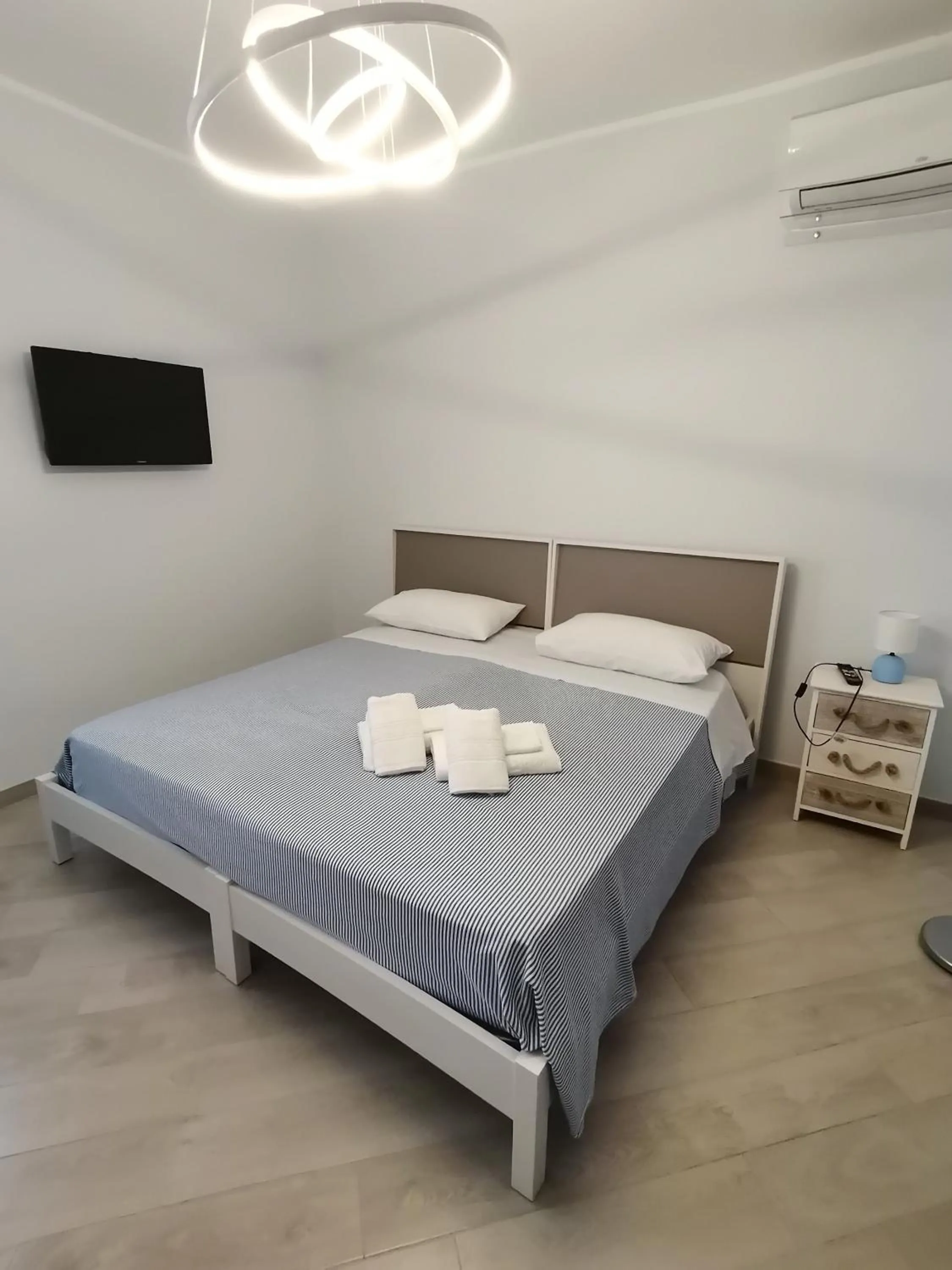 Communal lounge/ TV room, Bed in Tamarix