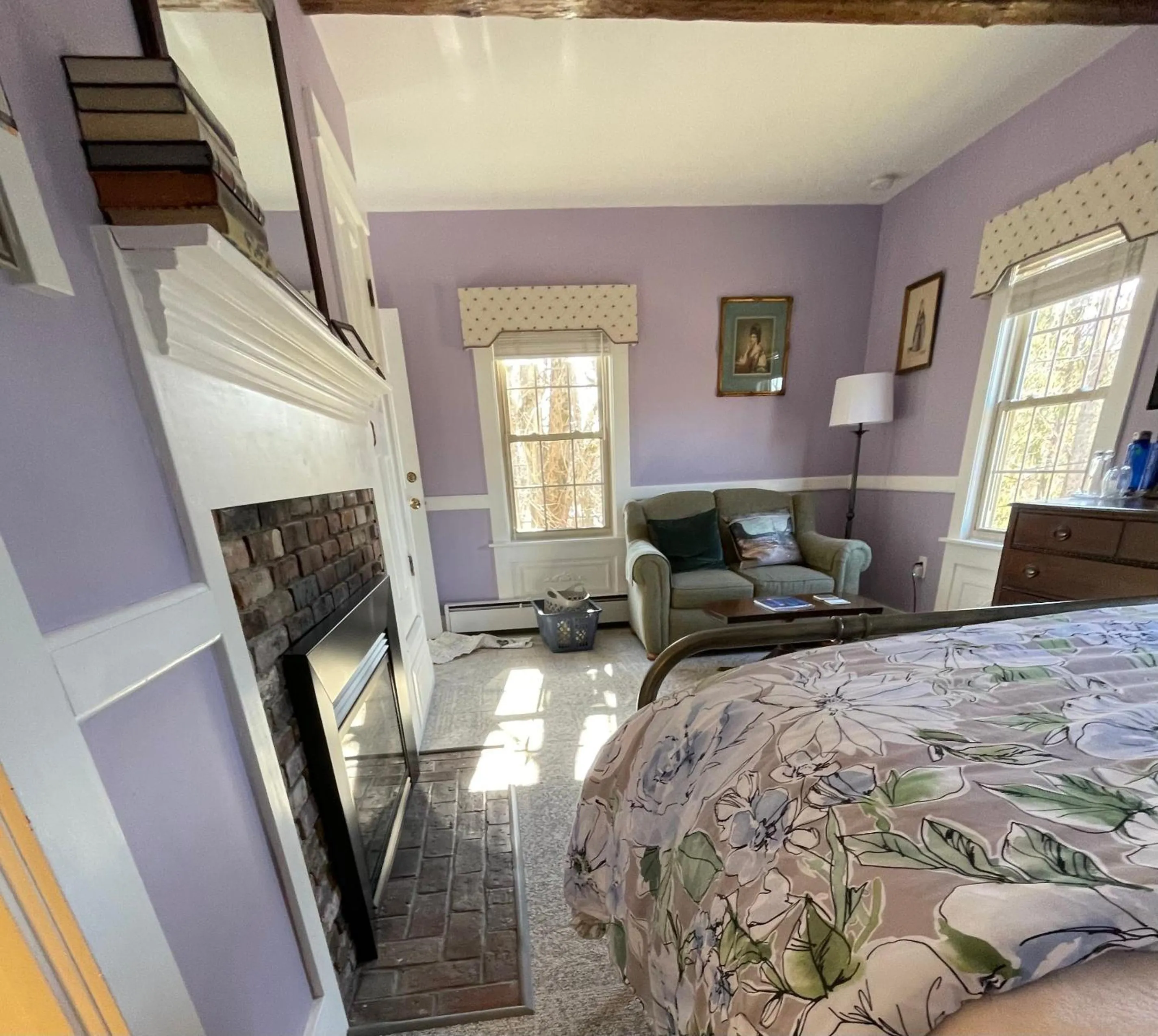 Bed in 1802 House Bed & Breakfast