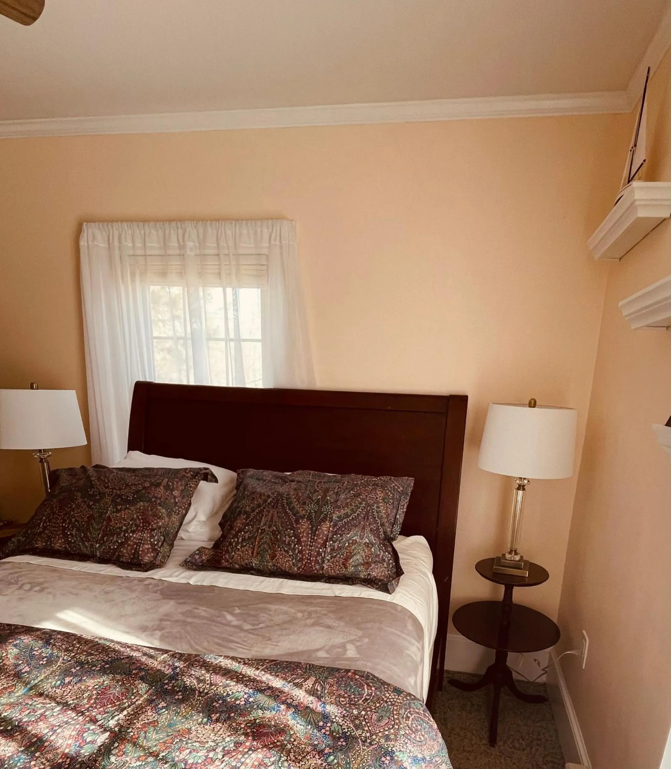 Bed in 1802 House Bed & Breakfast