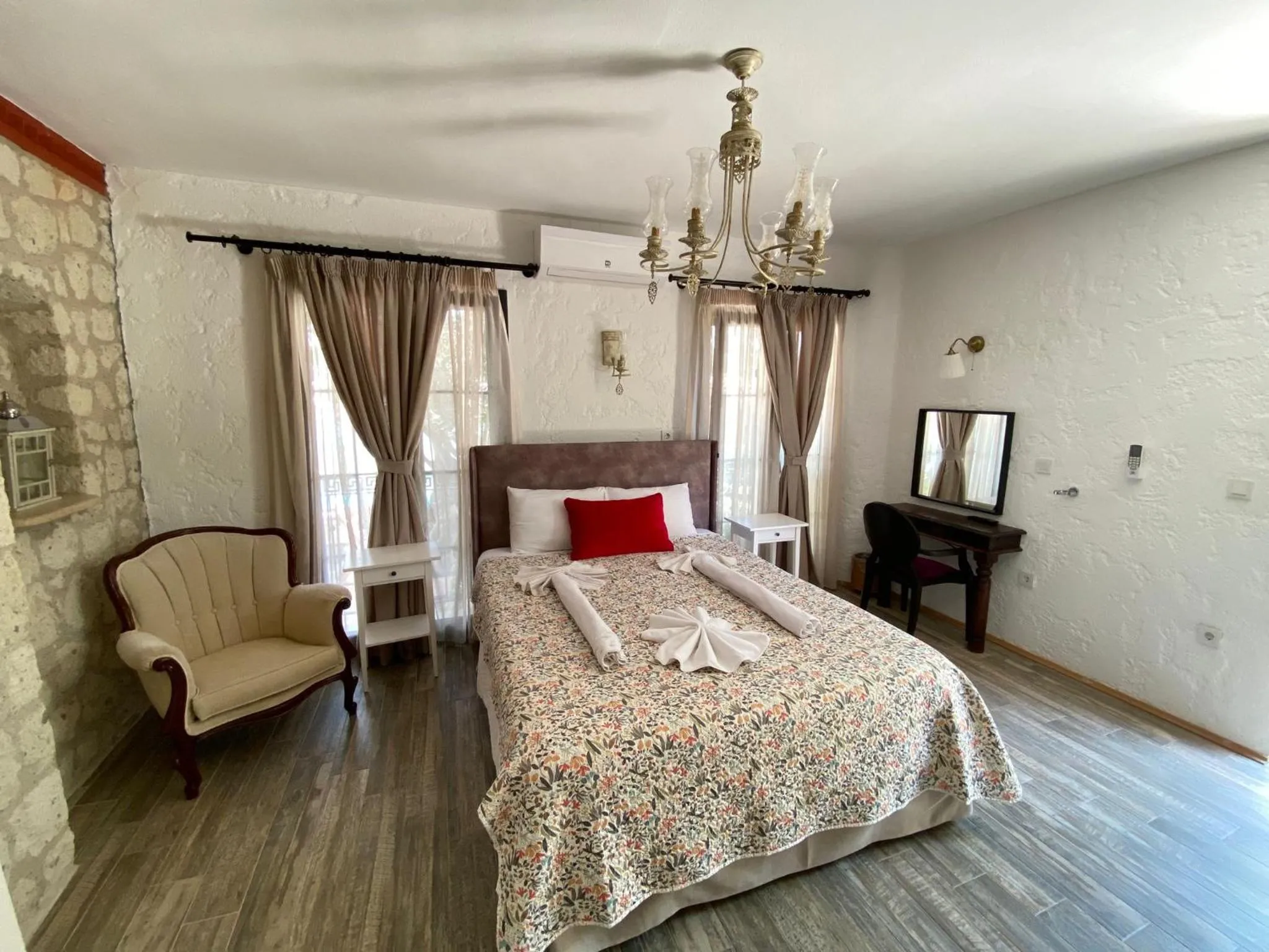 Photo of the whole room in Alaçatı Albatross Hotel