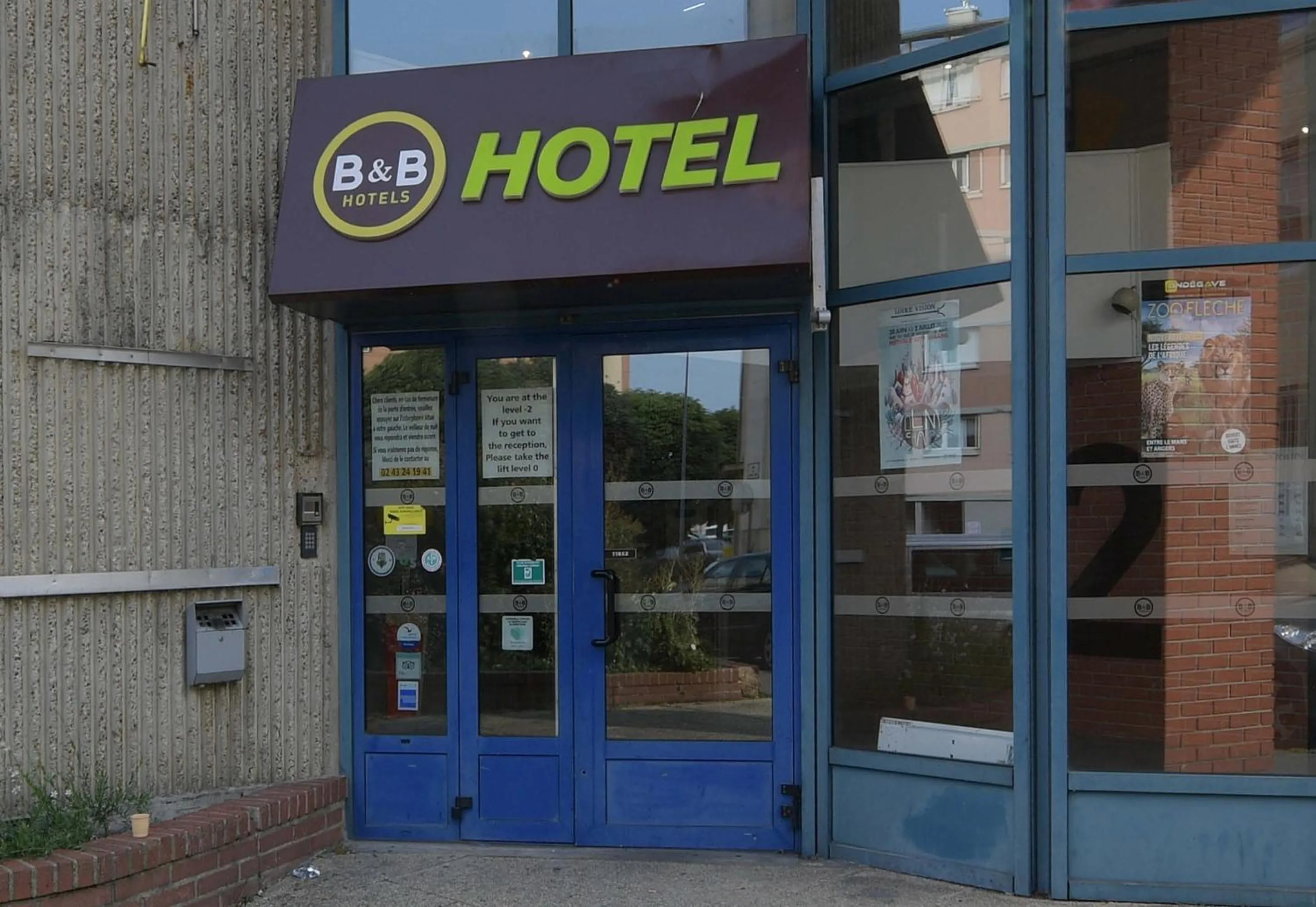 Facade/entrance in B&B HOTEL le Mans Centre