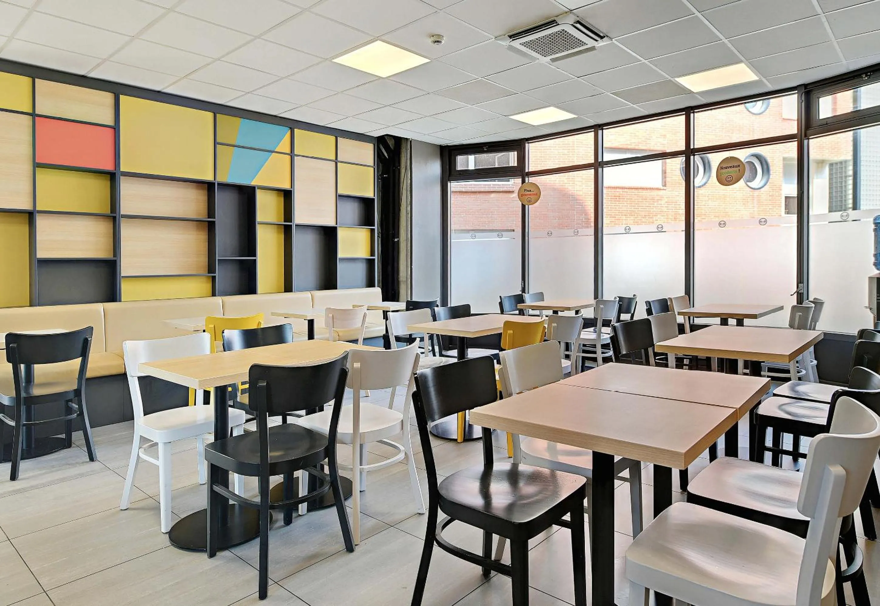 Restaurant/places to eat in B&B HOTEL le Mans Centre